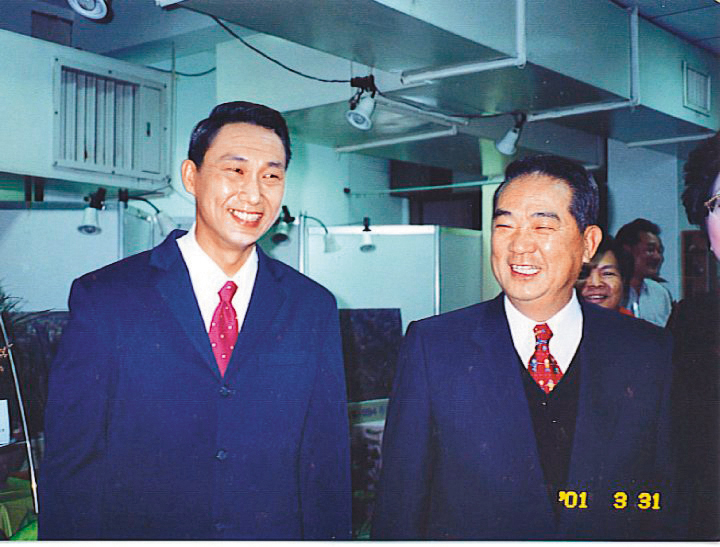 薛志正（左）因模仿政治人物爆紅，曾與宋楚瑜（右）合影。（翻攝自薛子騛臉書）