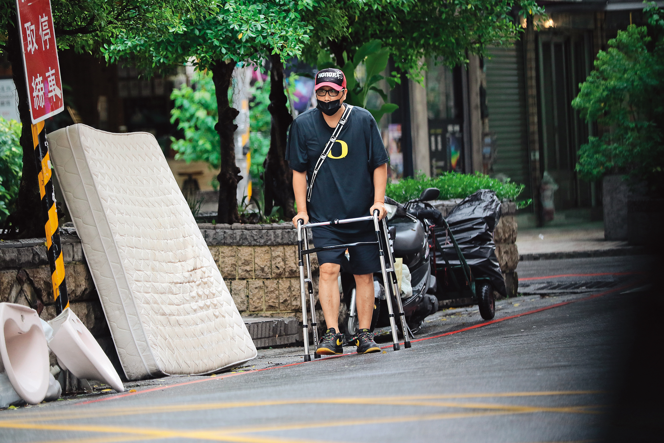 8/2 14：01，薛志正近日被本刊目擊頭戴鴨舌帽，拄著助行器現身桃園街頭。