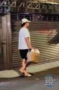 7月26日19:27,林禹拿著資源回收垃圾,走出高雋雅家。