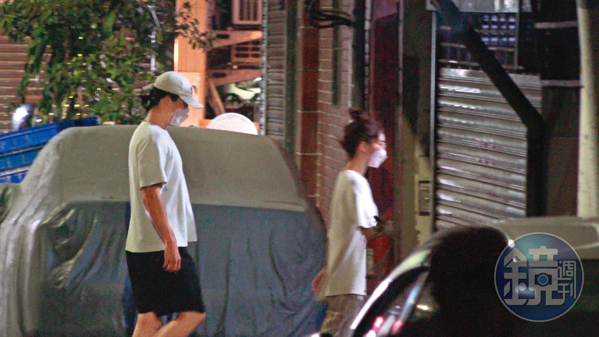 7月26日19:35,倒完垃圾,兩人一起走回家,小倆口穿著十分居家。