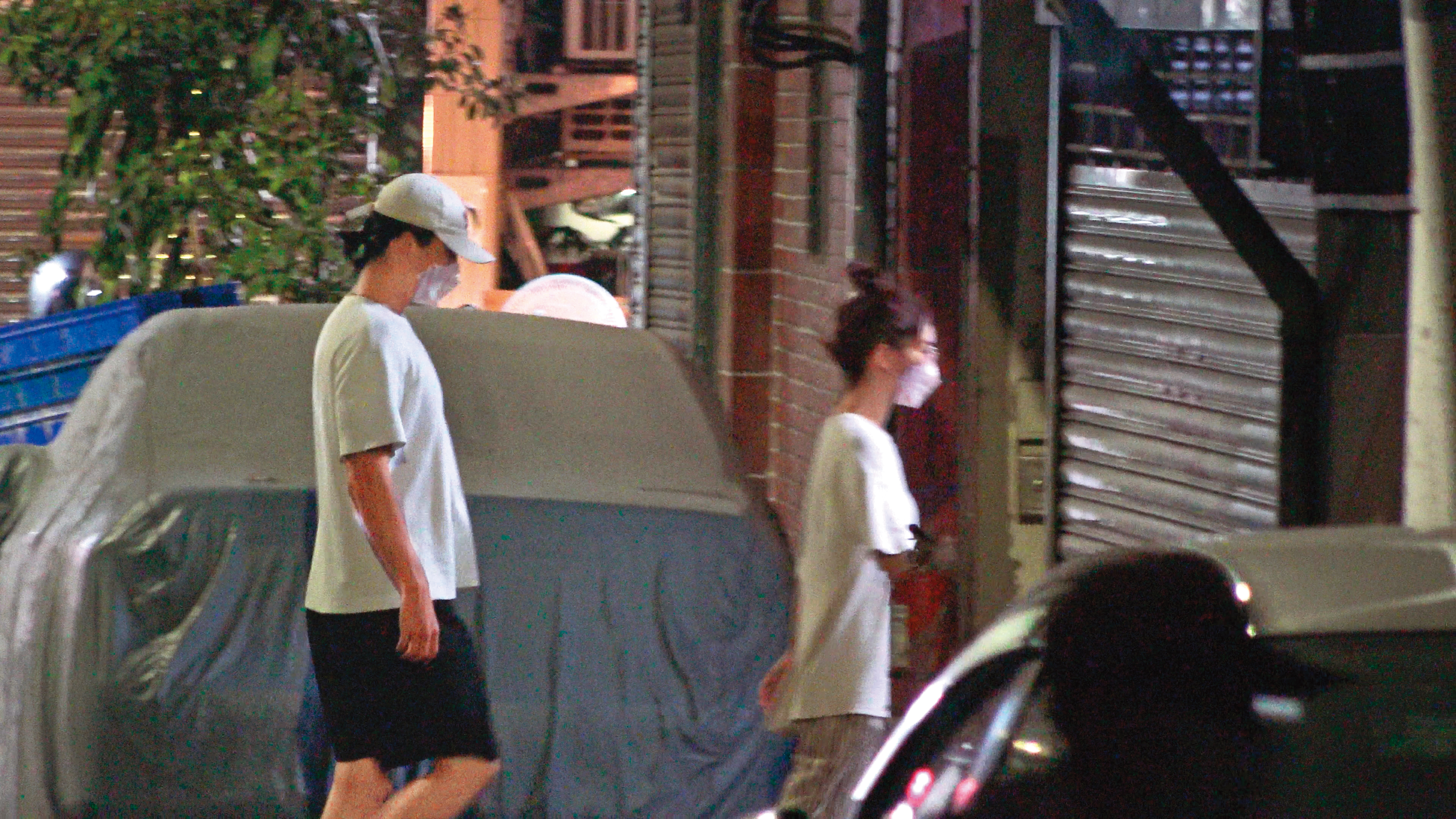 7月26日19：35，倒完垃圾，兩人一起走回家，小倆口穿著十分居家。