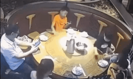 近來一段餐廳事故影片曝光,掀起網友討論。(翻攝自微博)