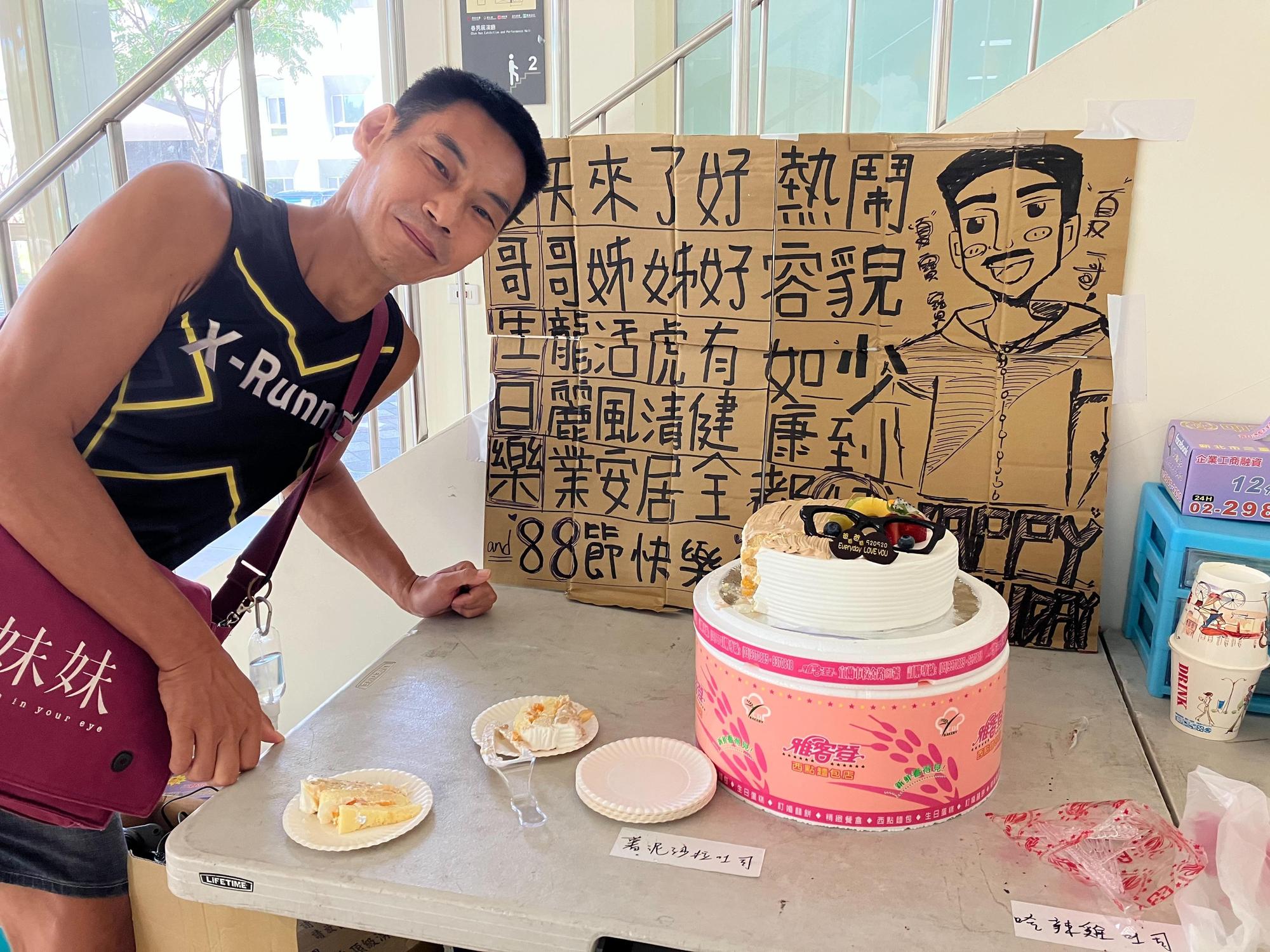 夏靖庭88生日,《決勝的揮拍》劇組齊慶生。(民視提供)