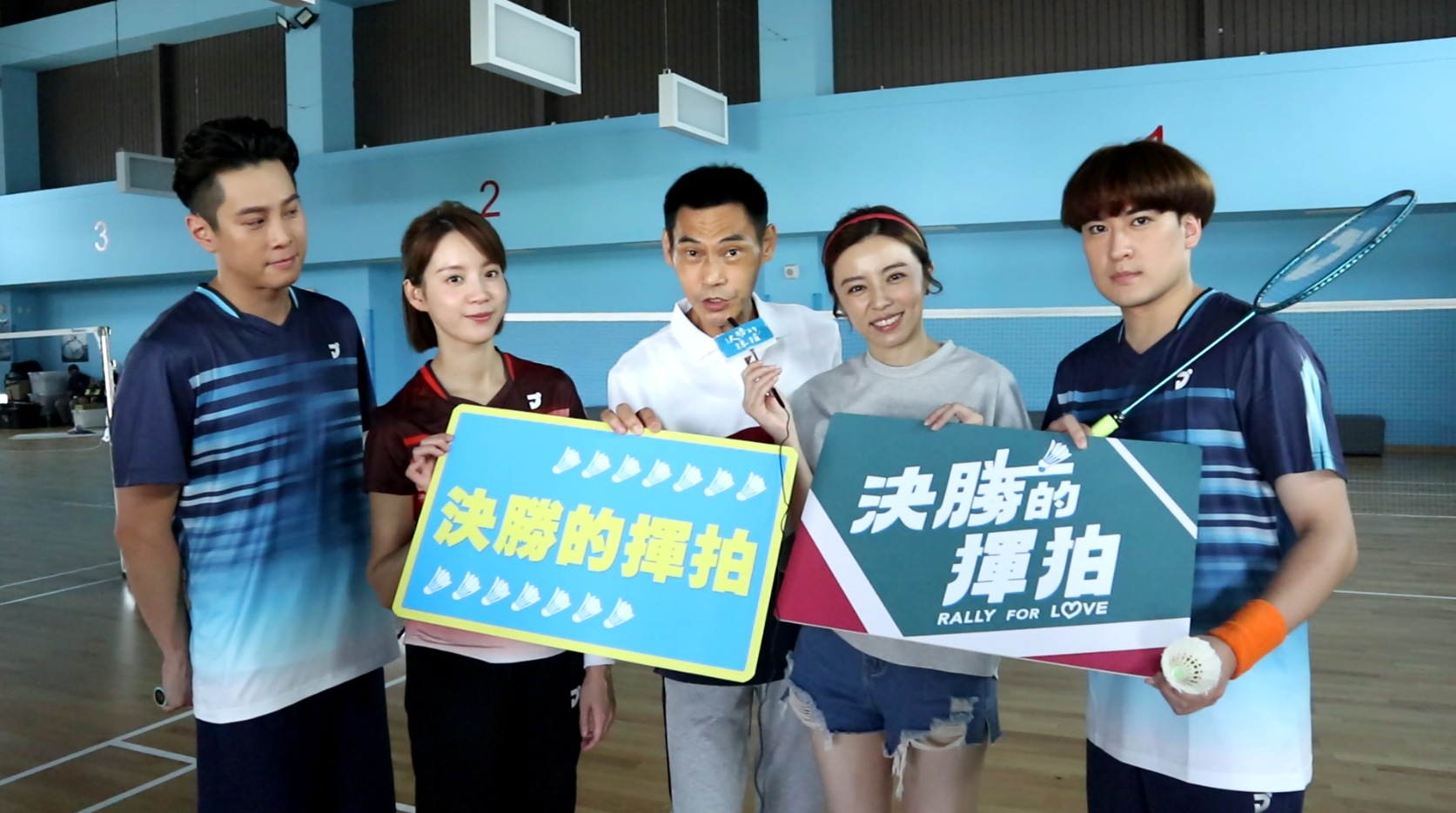 夏靖庭（中）在《決勝的揮拍》是吳東諺、程予希、王瞳、沈建宏的羽球教練。（民視提供）