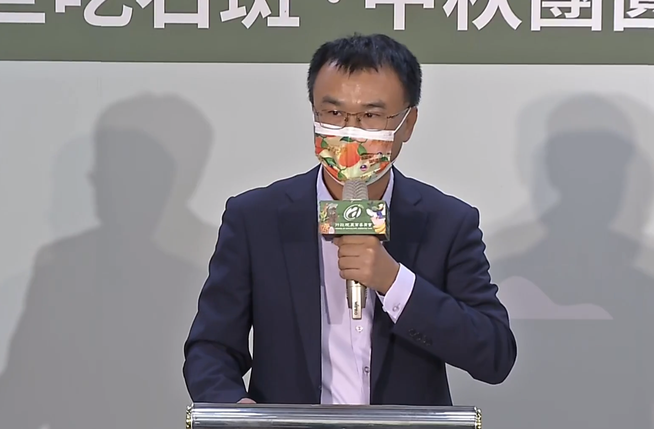 陳吉仲召開記者會,說明「六吃興旺」農漁產促銷優惠方案。(翻攝自農委會臉書)