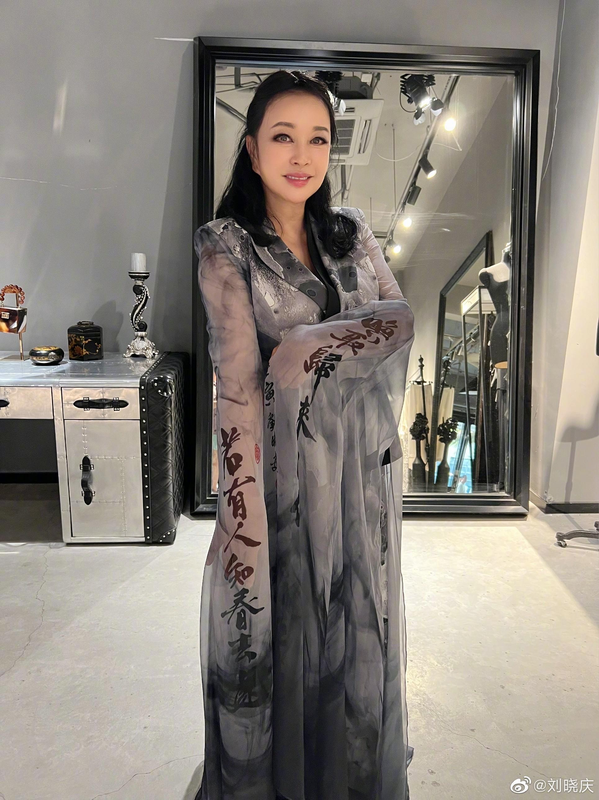劉曉慶歷經三次失敗婚姻，2013年「梅開四度」與美國華僑結婚。（翻攝自劉曉慶微博）