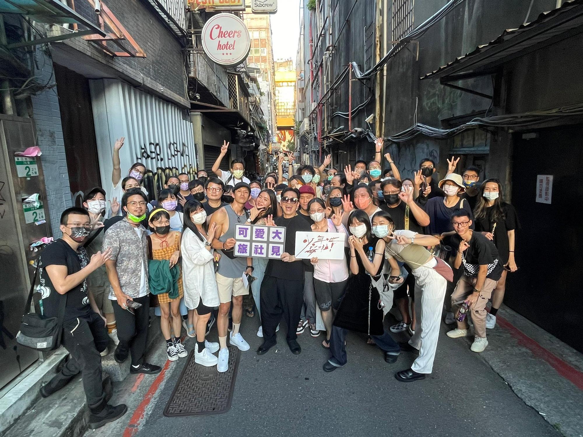 高捷就邀影迷走去離戲院200公尺不到的「可愛大旅社」原址拍大合照。（牽猴子提供）