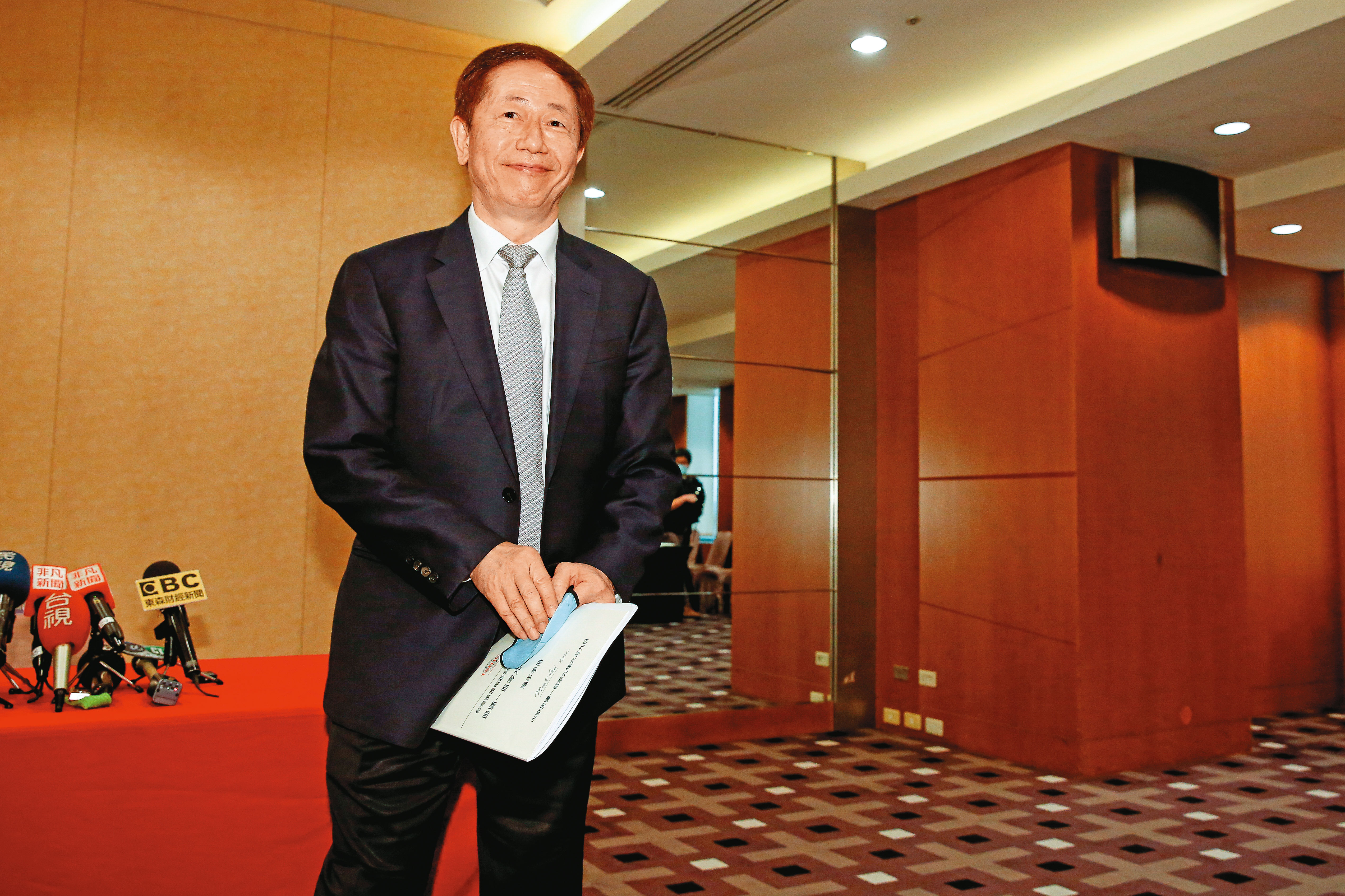 美國政府早在川普總統任內，就威脅利誘鼓勵台積電前往美國設廠。台積電董事長劉德音在《CNN》專訪說，台積電「不能以武力強取」，他的弦外之音其實是「不能以政治力強取」。