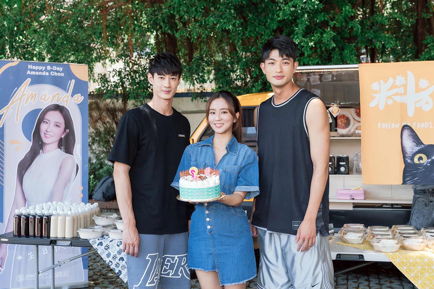 周曉涵與同為獅子座的黃柏峰（左）、王新凱一起慶生。（TVBS提供）