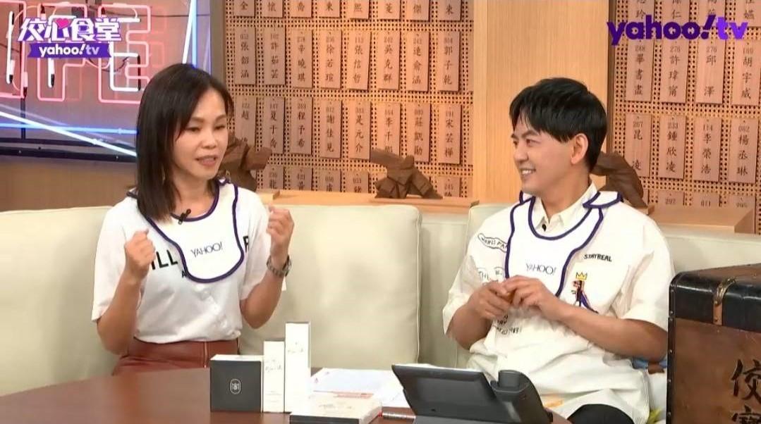 黃子佼順勢提議彭佳慧在演唱會上穿插模仿秀。(Yahoo TV提供)