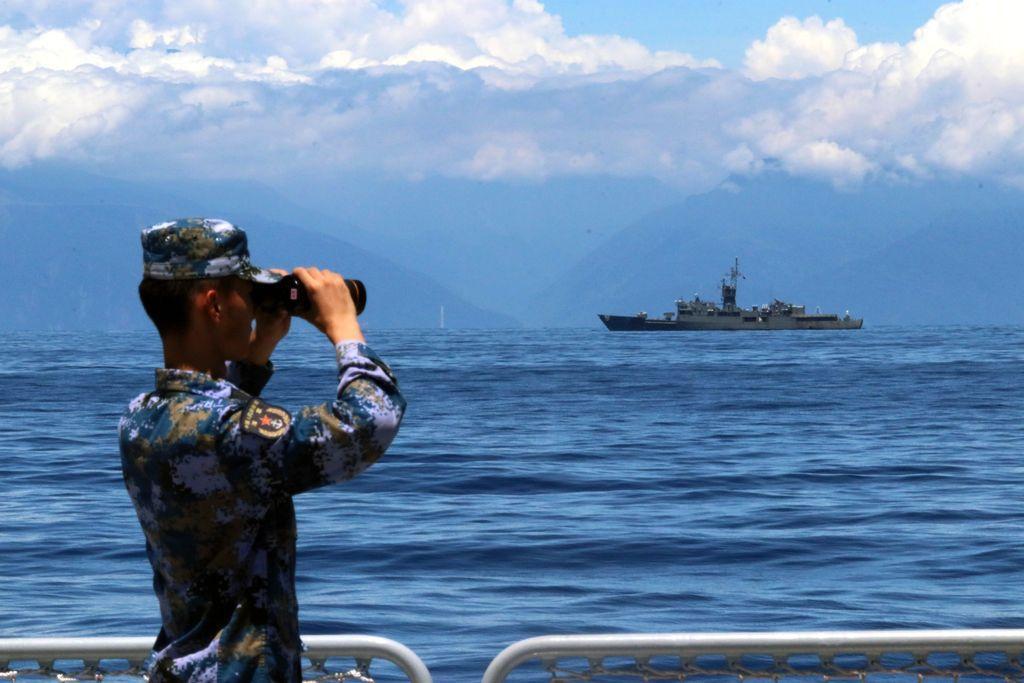 對於中共官媒曝光南京艦迫近東岸的畫面，國防部回應照片屬假消息。（翻攝自新華社）