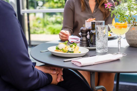 隨著時代的平等，情侶「AA制」逐漸成為常態，掀起討論。 （示意圖，翻攝自unsplash）