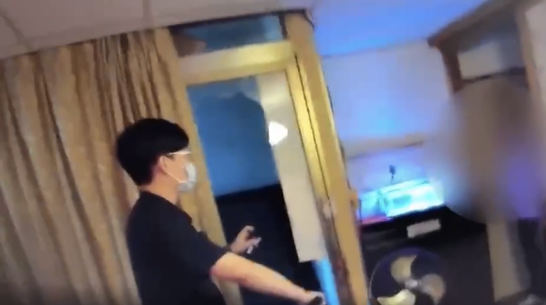 警方靠近女勸導先放下刀再談。（翻攝畫面）