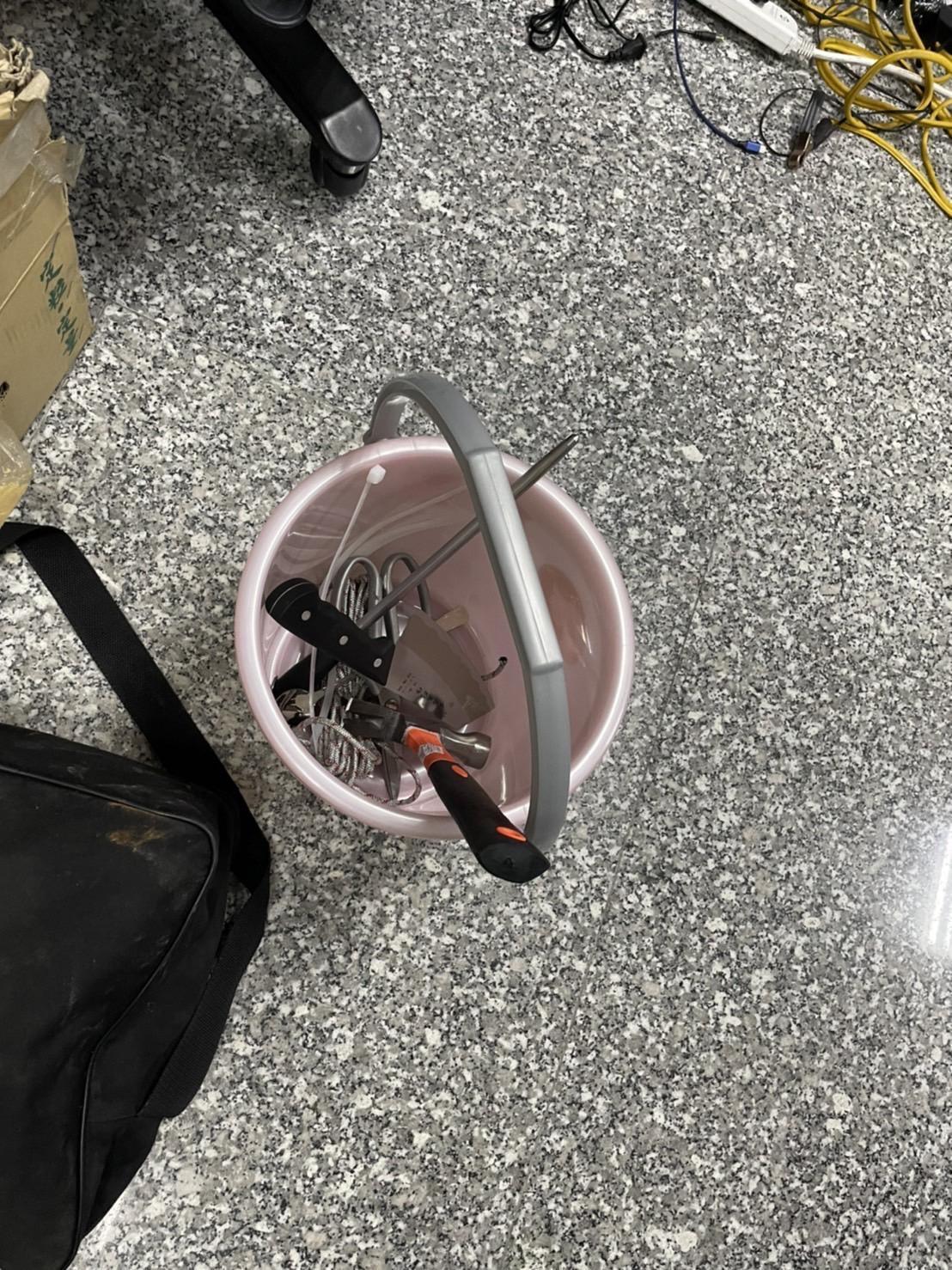 警扣李女攜帶的鐵鎚等器械。（翻攝畫面）.
