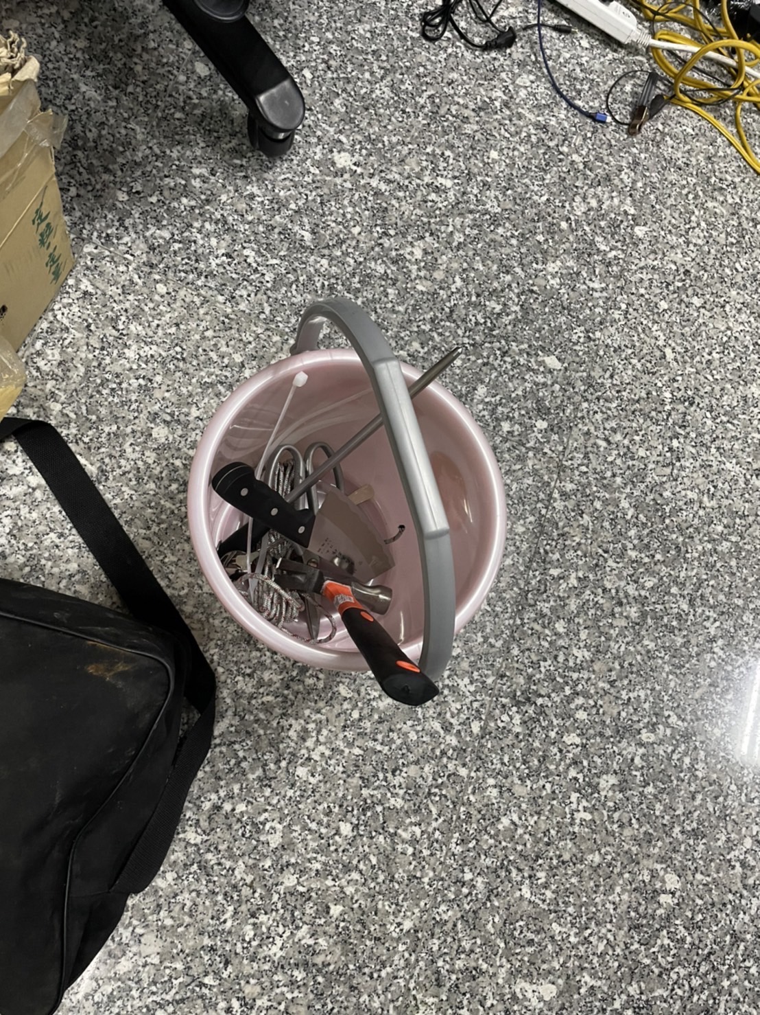 警扣李女攜帶的鐵鎚等器械。（翻攝畫面）.