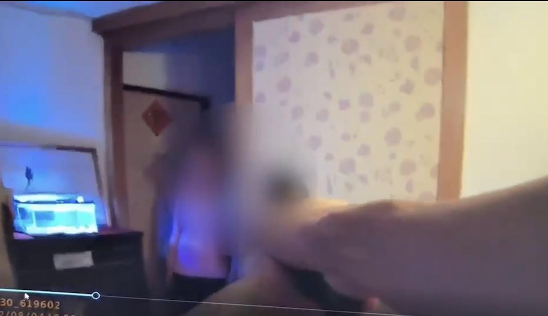 警槍指持刀女喊話冷靜及放下刀。（翻攝畫面）.