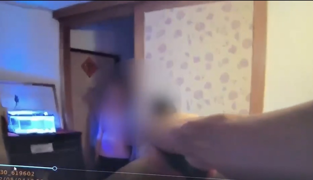 警槍指持刀女喊話冷靜及放下刀。（翻攝畫面）.