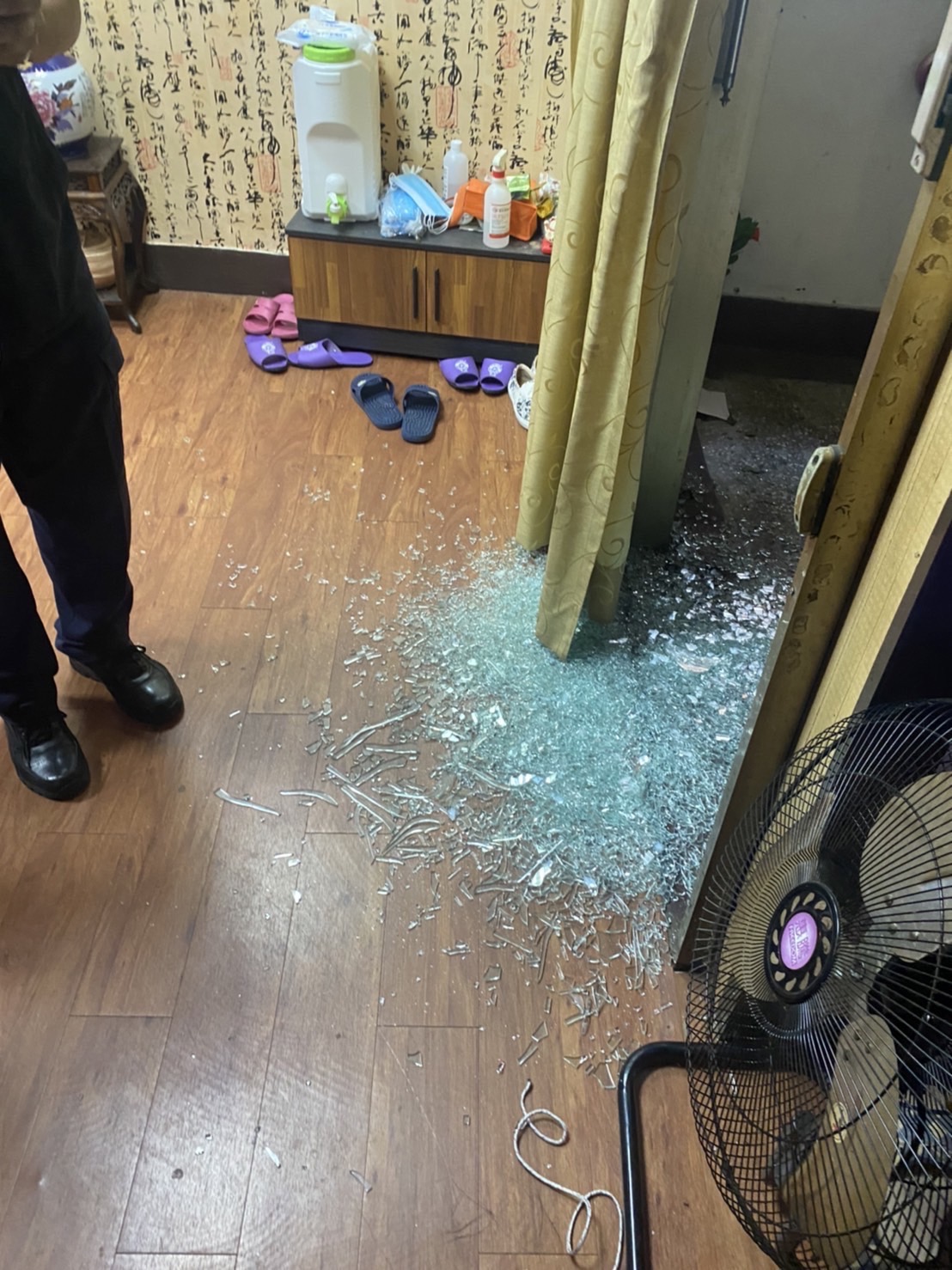地上都是玻璃碎片。（翻攝畫面）