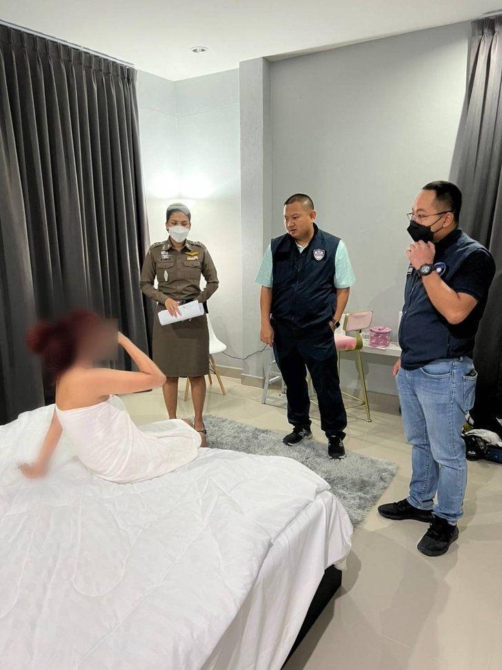女優還來不及穿衣服就被查。（翻自《Sanook》）