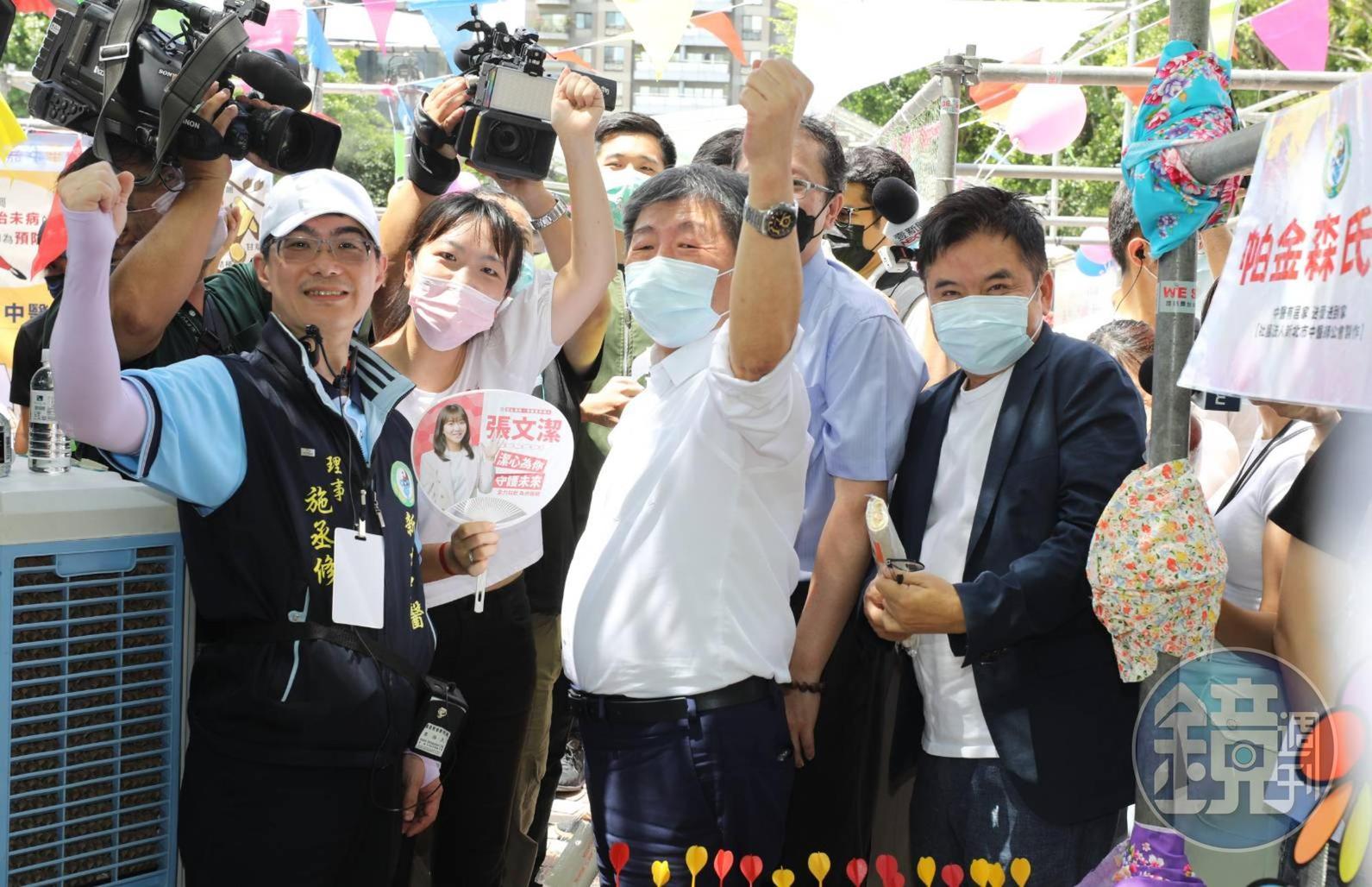 陳時中（中）被指找臨時工，競總發言人莊瑞雄（右）駁斥此一說法。（本刊資料照）