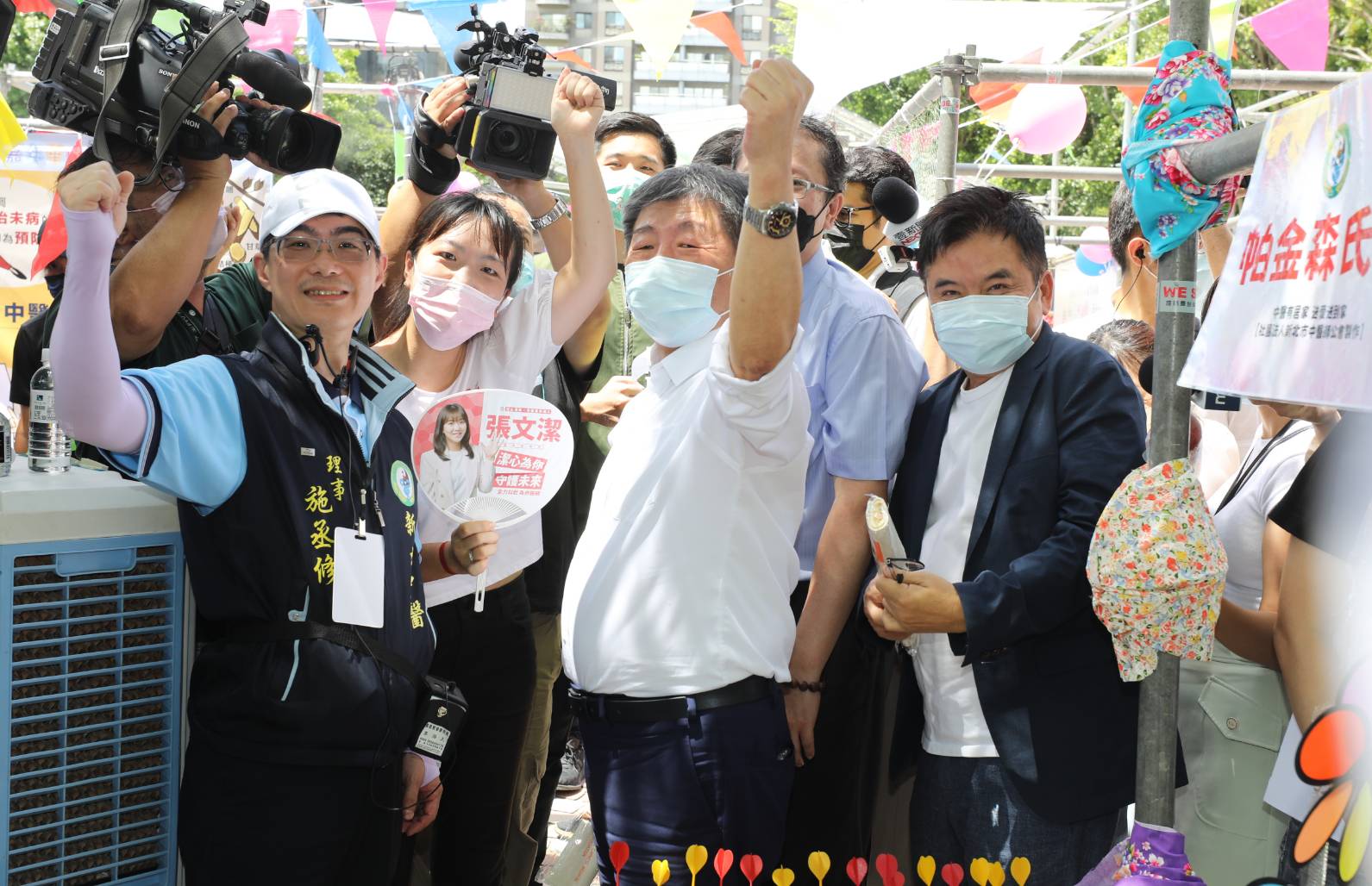 陳時中（中）被指找臨時工，競總發言人莊瑞雄（右）駁斥此一說法。（本刊資料照）