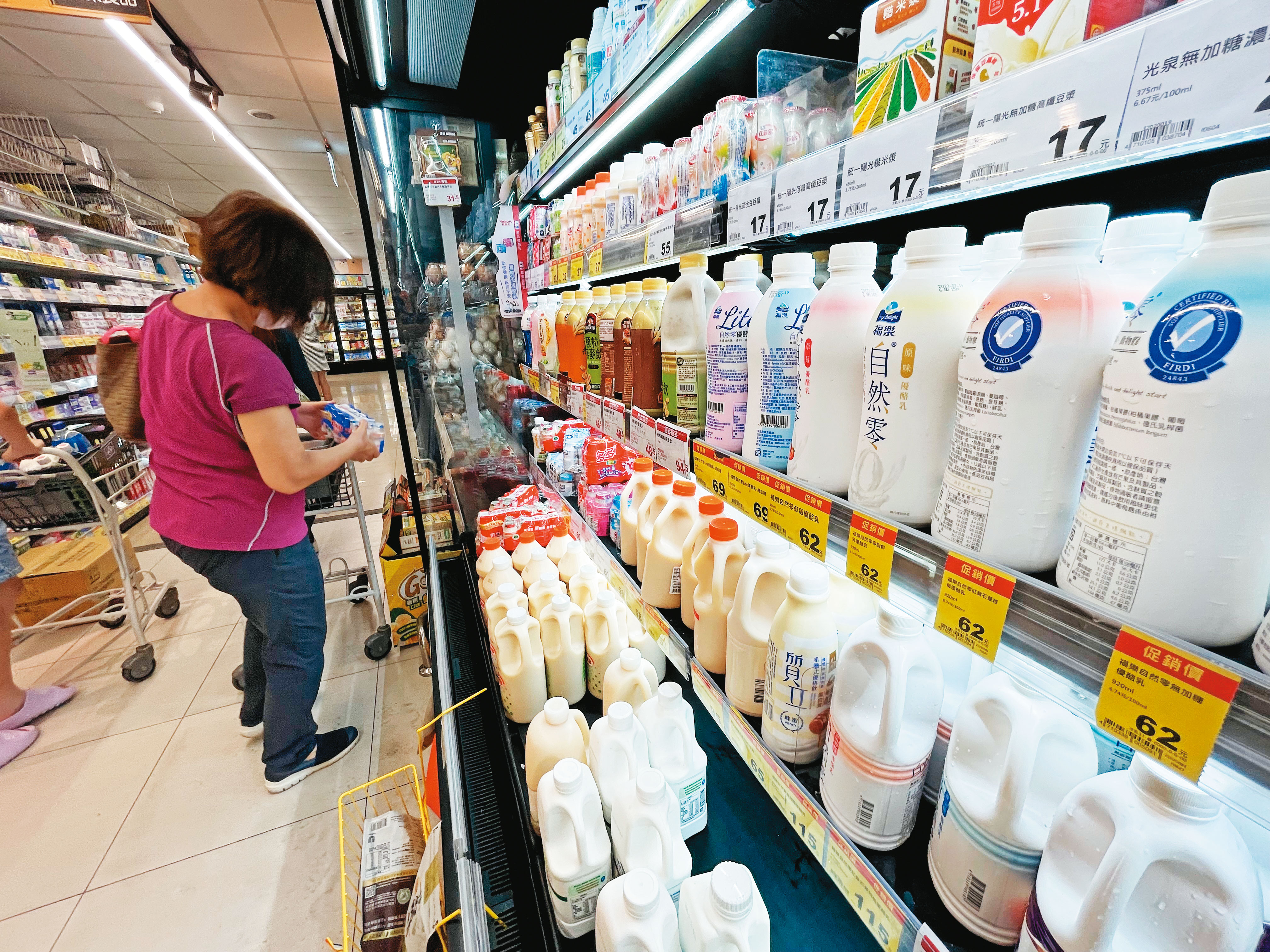 走向停滯性通膨期，醫藥類及消費必需品表現較好，投資人可多留意。