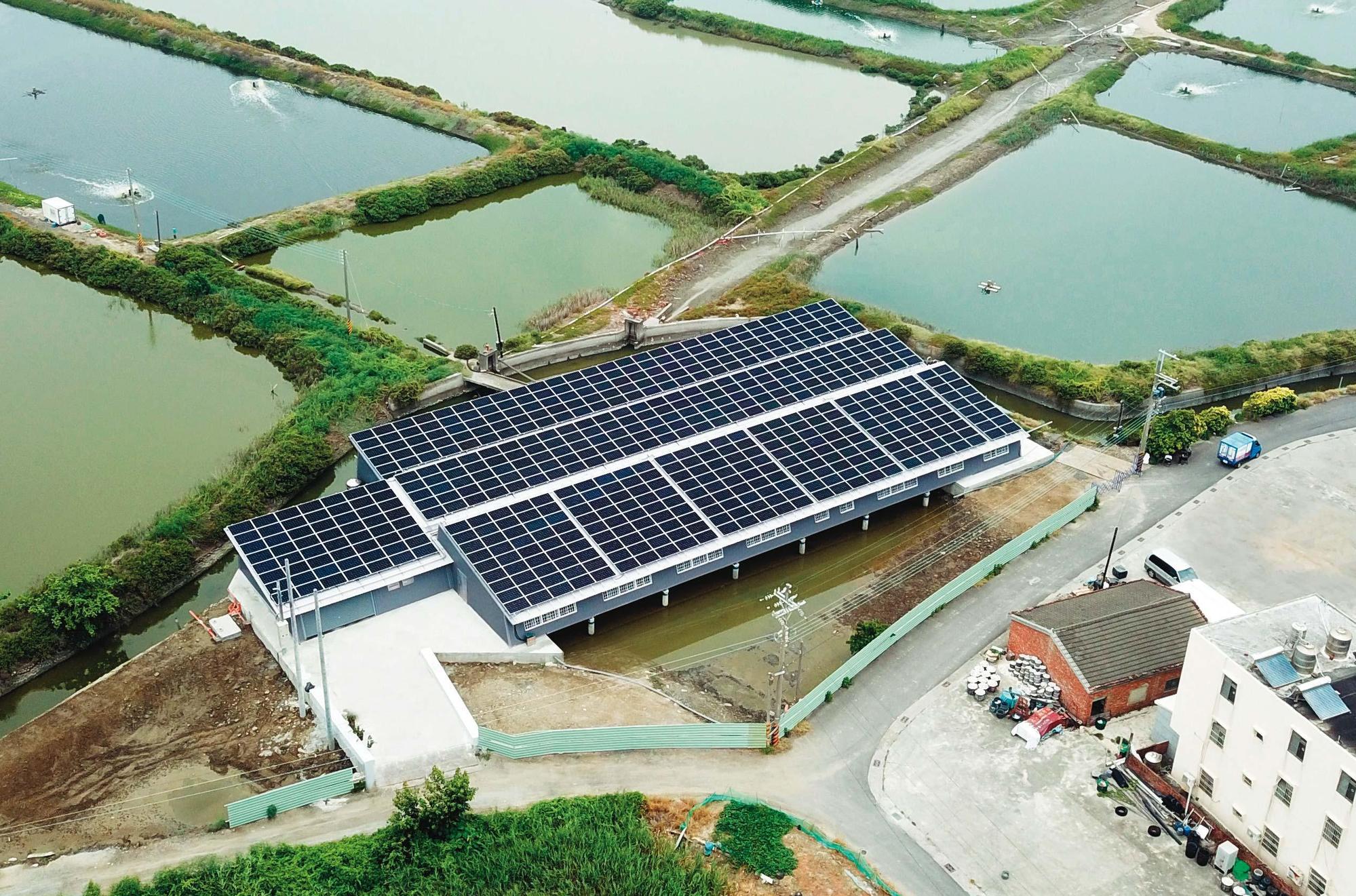 黃偉哲推動漁電共生，希望以養殖為本、綠能加值，達到雙贏。（台南市政府提供）