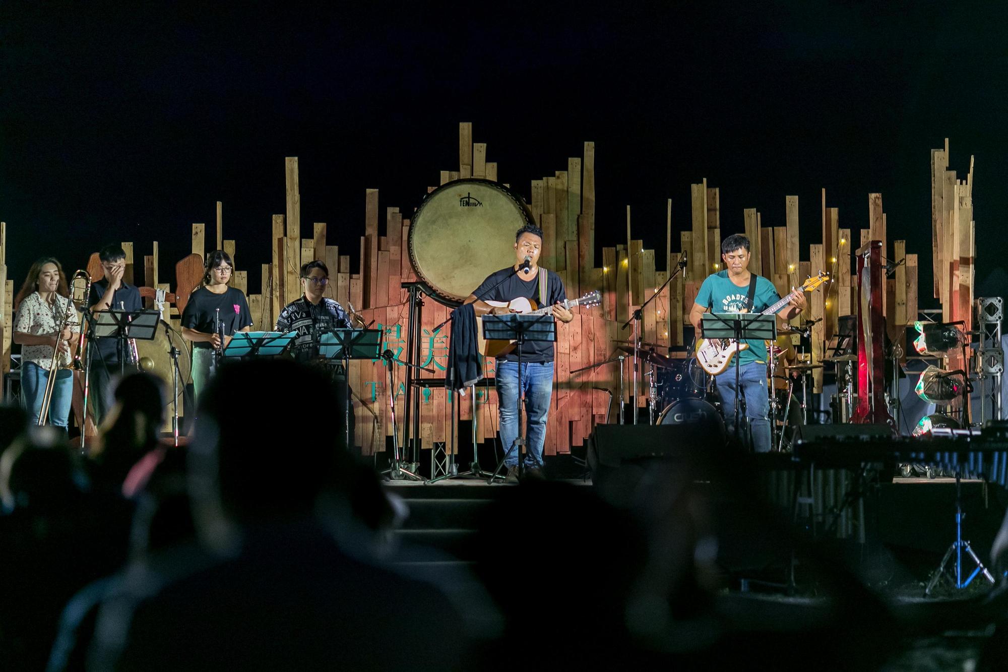 臺東在地「比砂麓樂團」以美式風情的樂曲為現場帶來陽光活力的氣氛