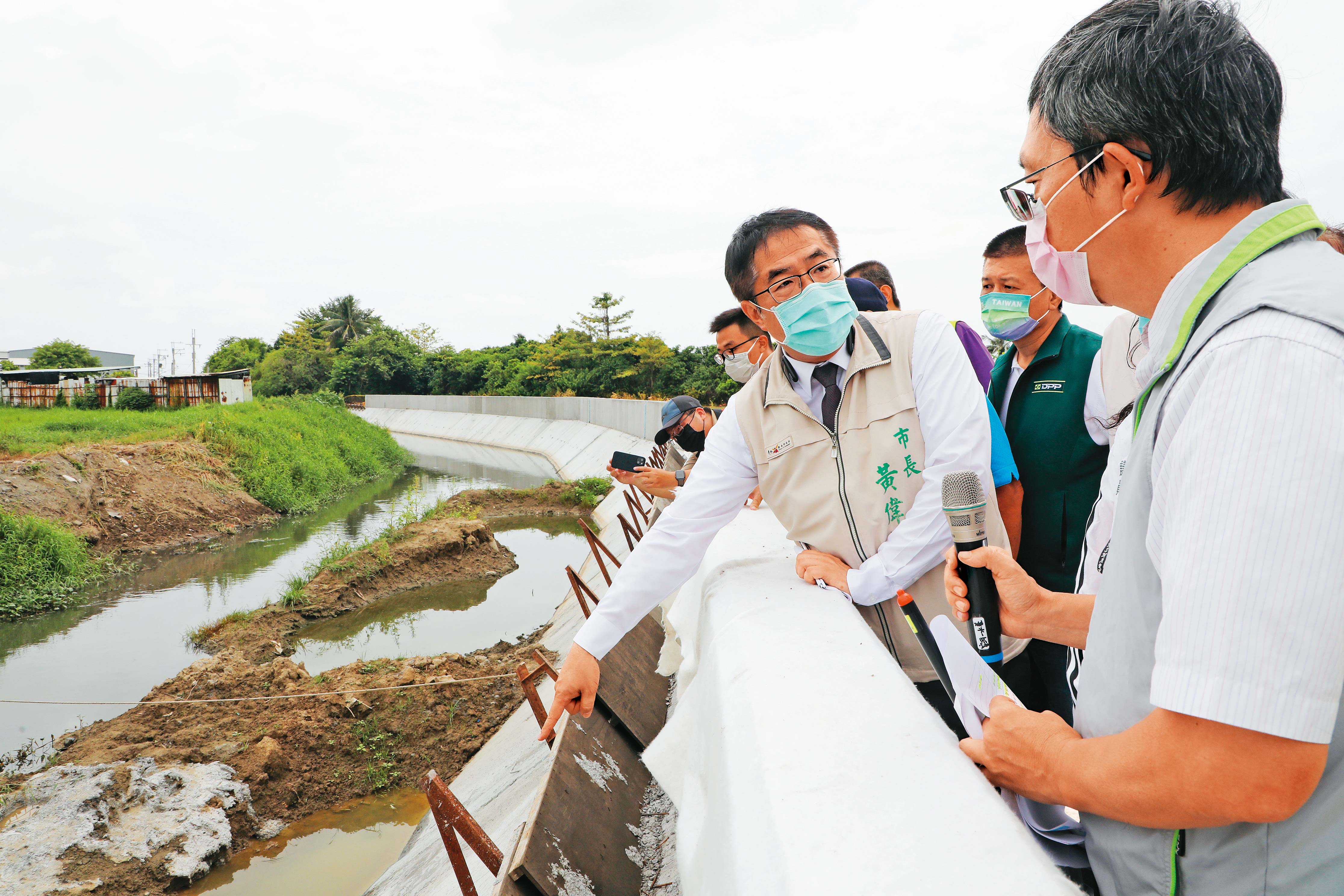 水患曾是台南市民的惡夢,黃偉哲上任後多次會勘,全力治水。(台南市政府提供)