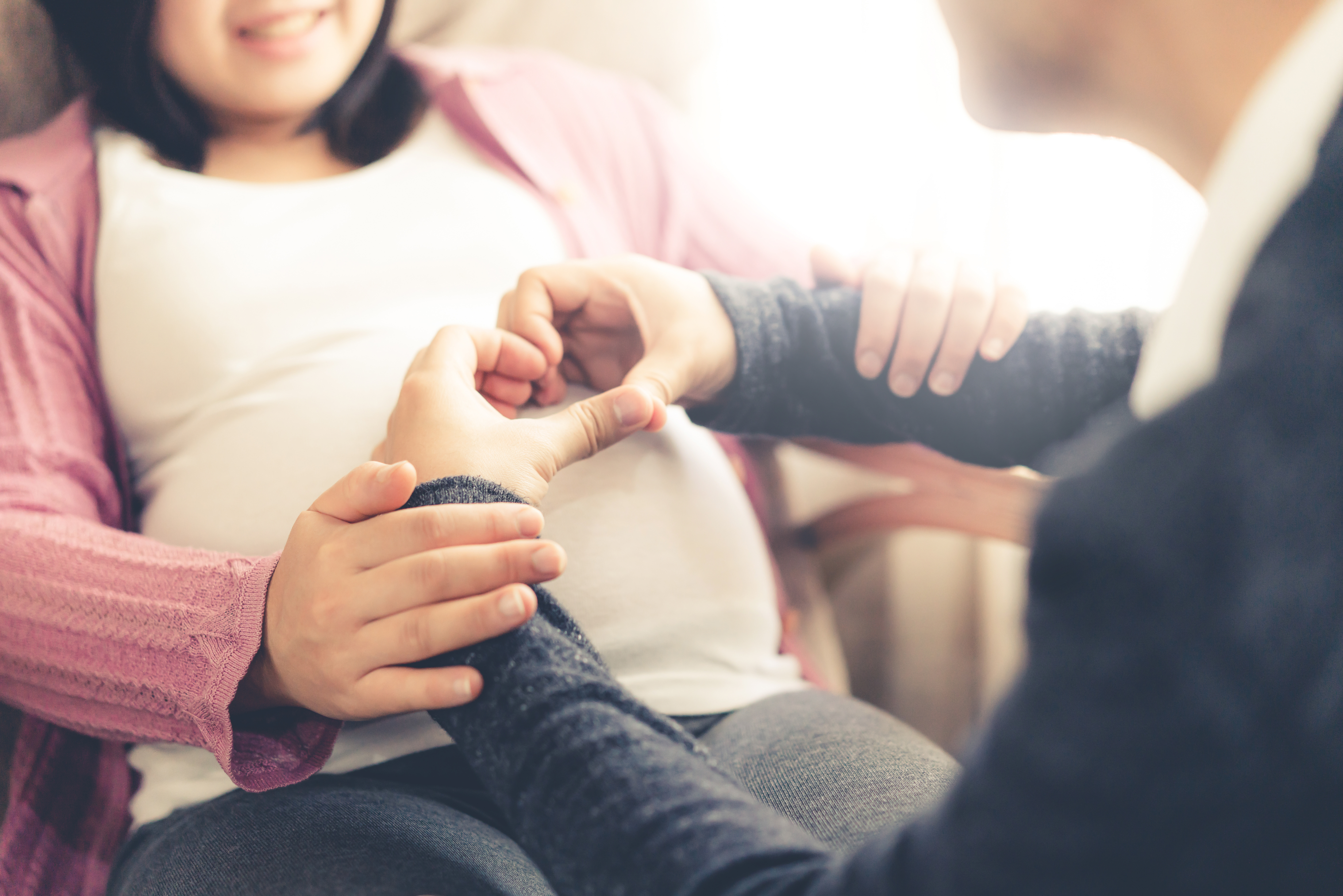 國健署推出首部爸爸育兒手冊，讓男性迎接新生兒時不會成為伴侶的豬隊友。（示意圖，東方IC）