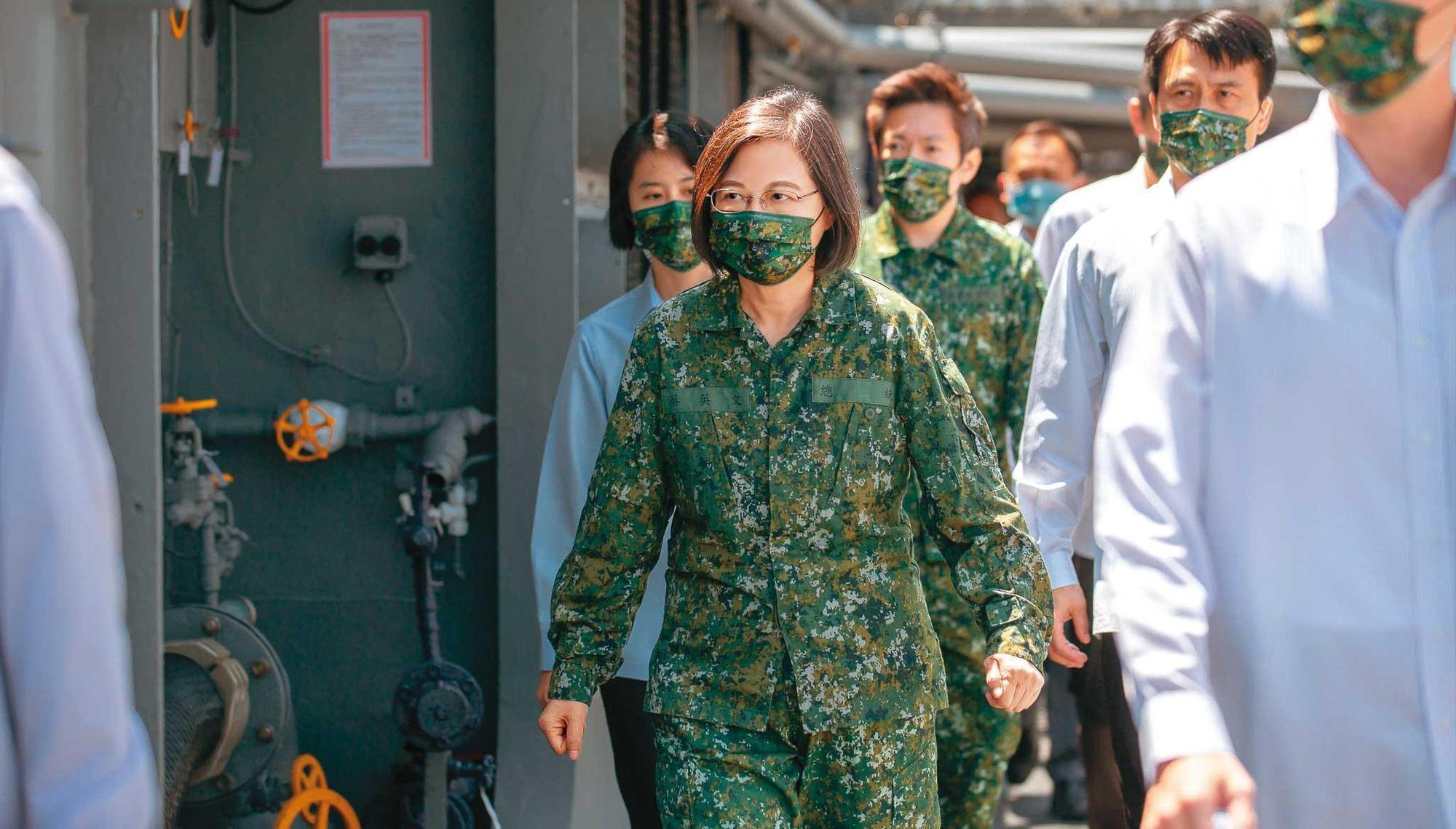 對中國在台海升高軍事壓力,總統蔡英文喊話,捍衛主權,守護美麗家園,是我們不變的堅持。圖為蔡總統日前視導漢光演習。(總統府提供)