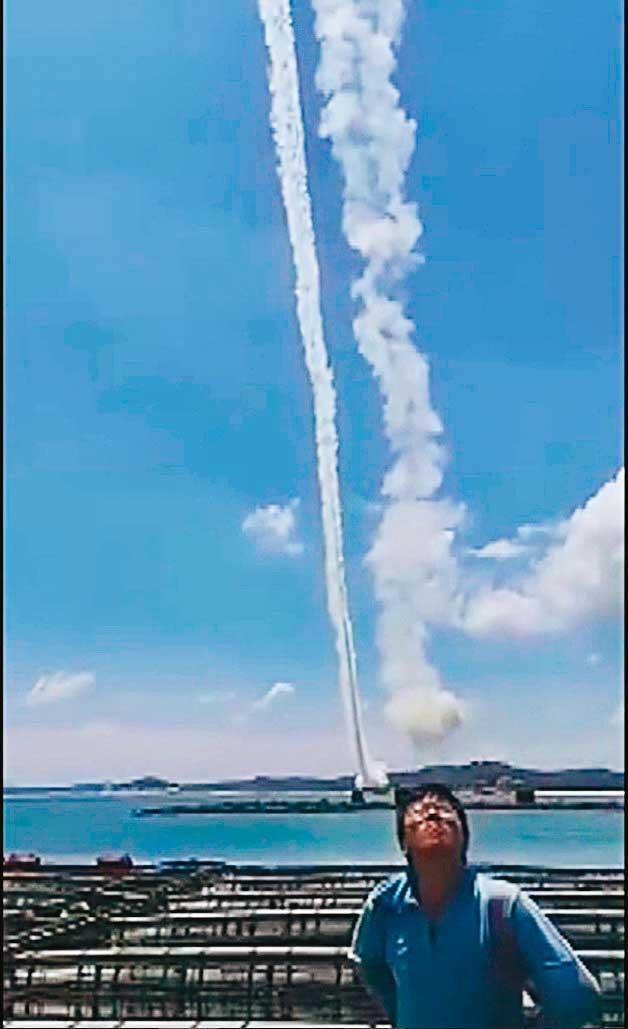 中國從浙江、福建等地發射11枚東風系列彈道飛彈，其中4枚穿越台北上空，連對岸民眾也十分關注。（翻攝微博）