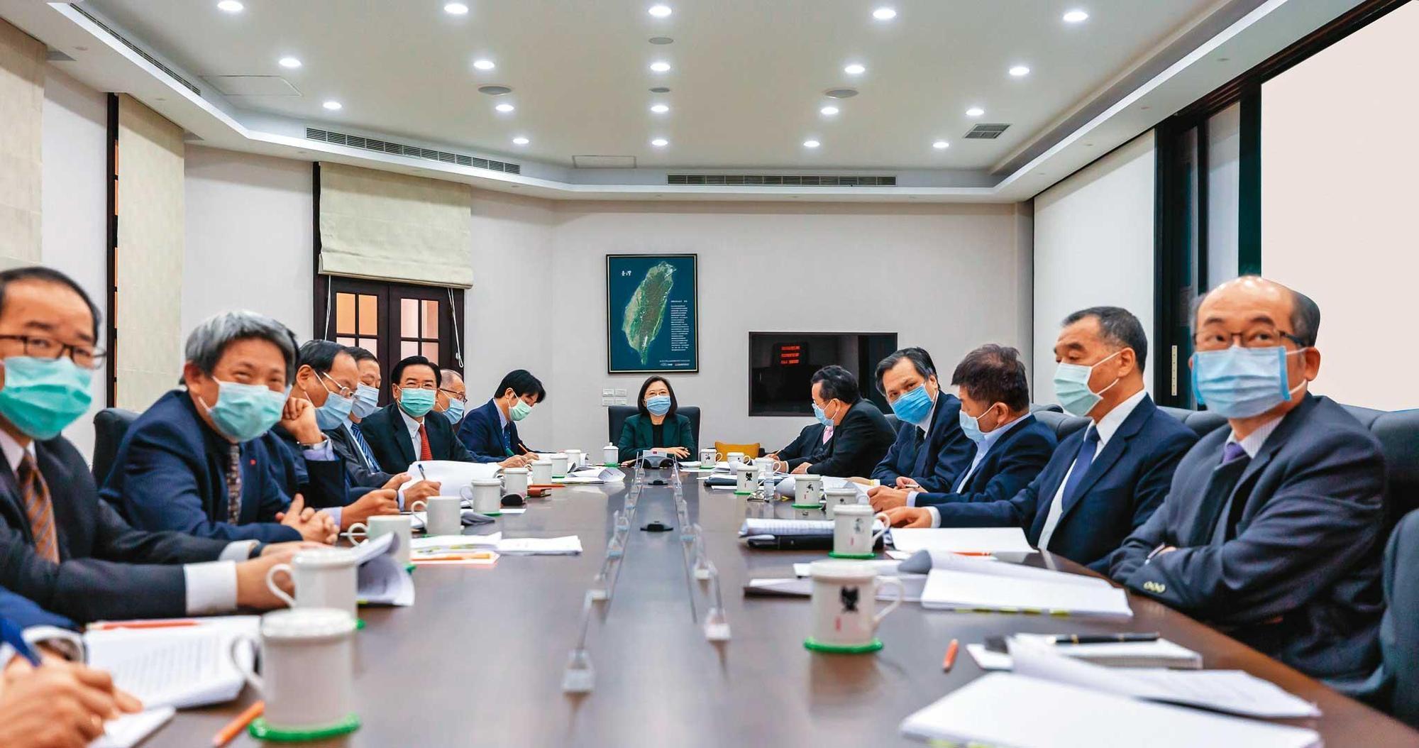 面對中共強烈反彈，蔡英文連日坐鎮總統府緊盯情勢發展。圖為蔡在疫情期間主持國安會議。（總統府提供）
