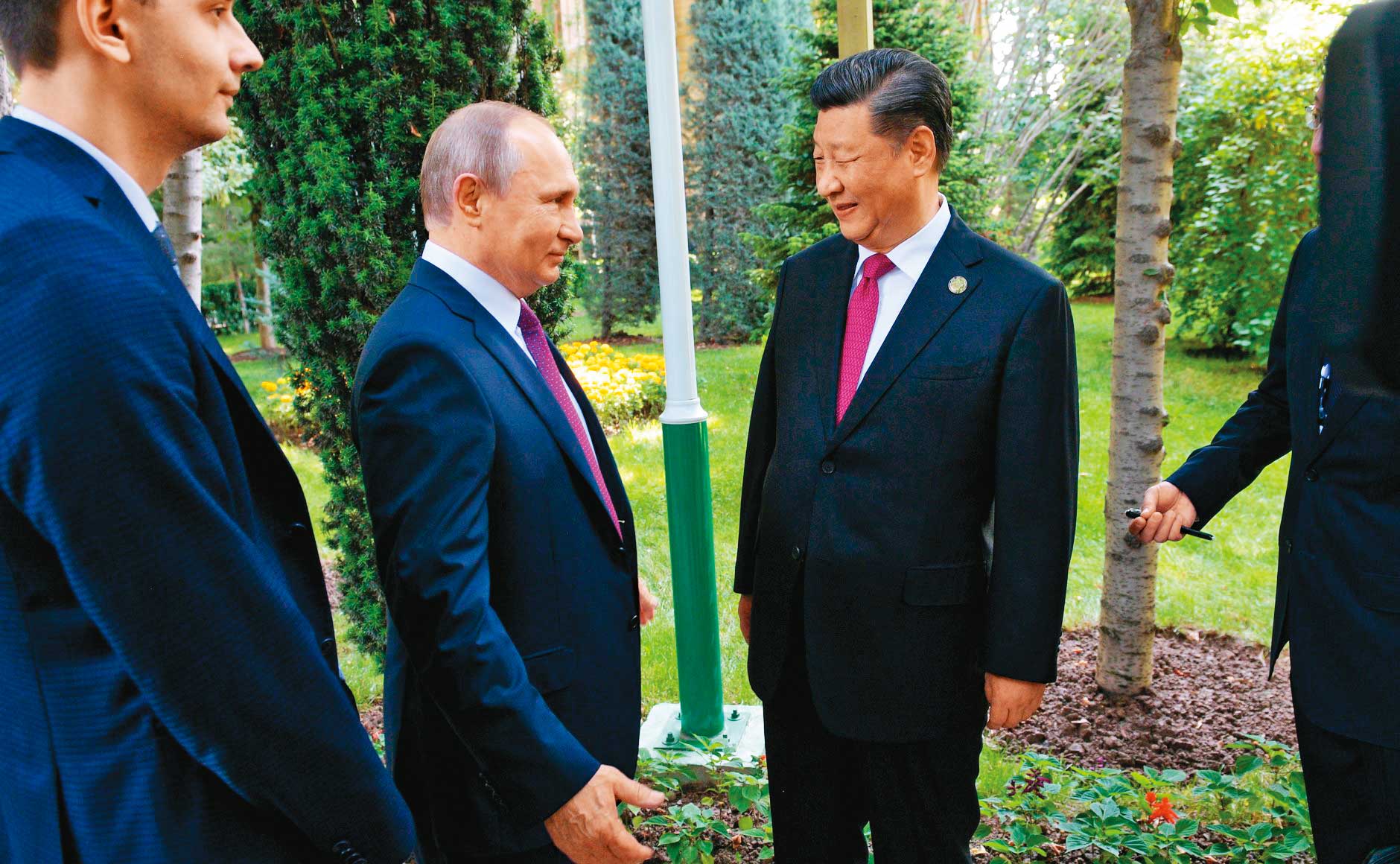 中俄艦隊去年10月繞行日本列島,使日方高度警戒。左為俄羅斯總統普丁、右為中國國家主席習近平。(翻攝俄羅斯總統府網站)