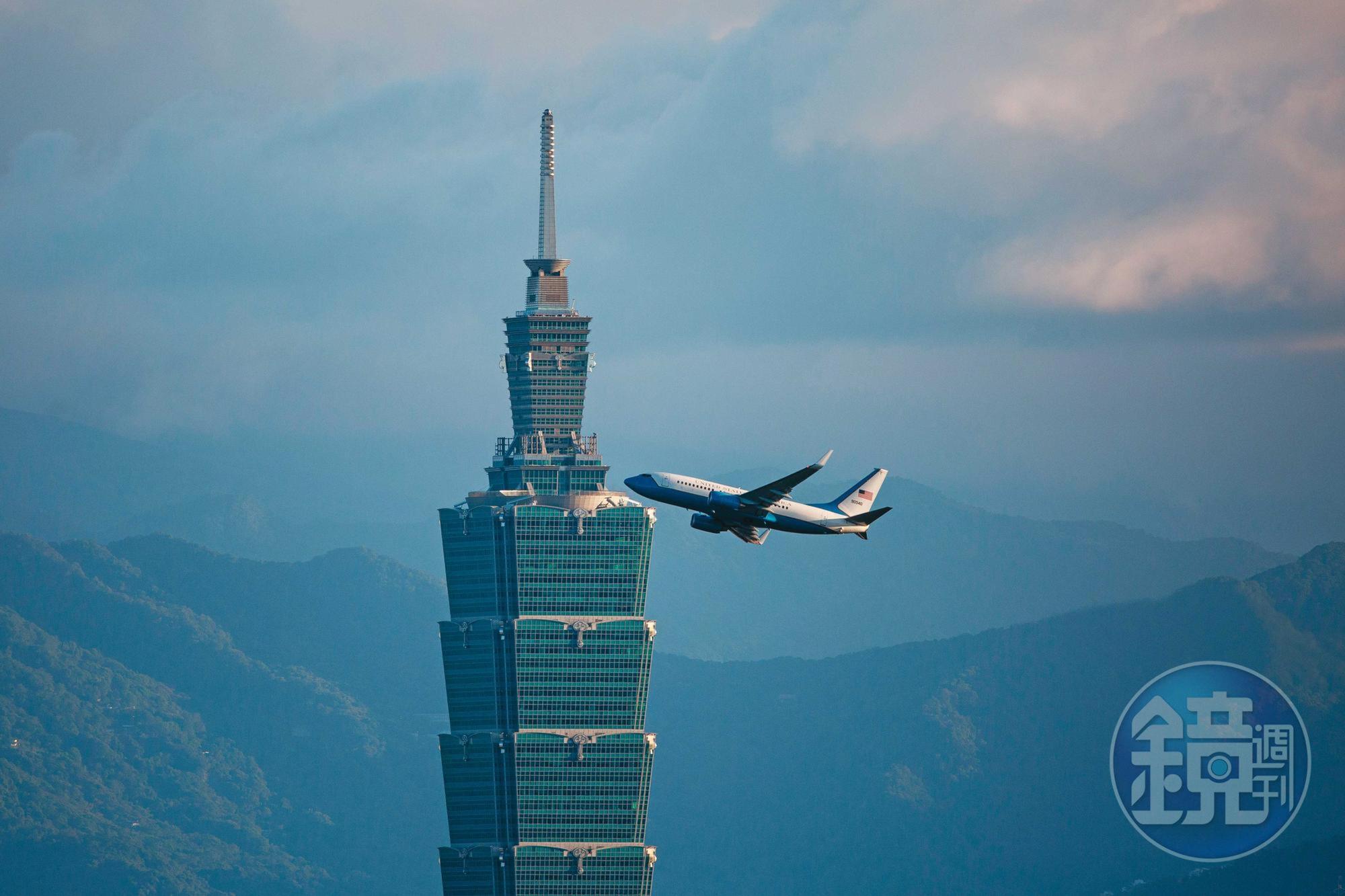 裴洛西此次訪台之行,引發國際高度關注,她所搭乘的行政專機3日傍晚離台後,中方開始展開軍演。