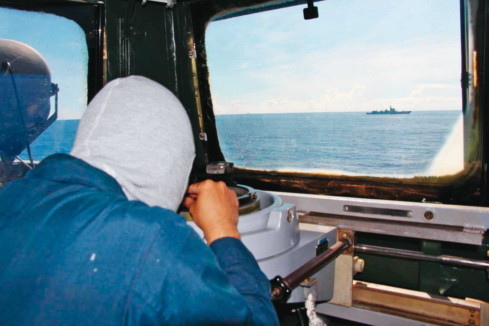 資訊戰也是此次兩岸交手重點之一,中國宣稱船艦直逼花蓮海岸線,我國防部則公布國軍在東部海域監控共艦的照片回擊。(軍聞社)