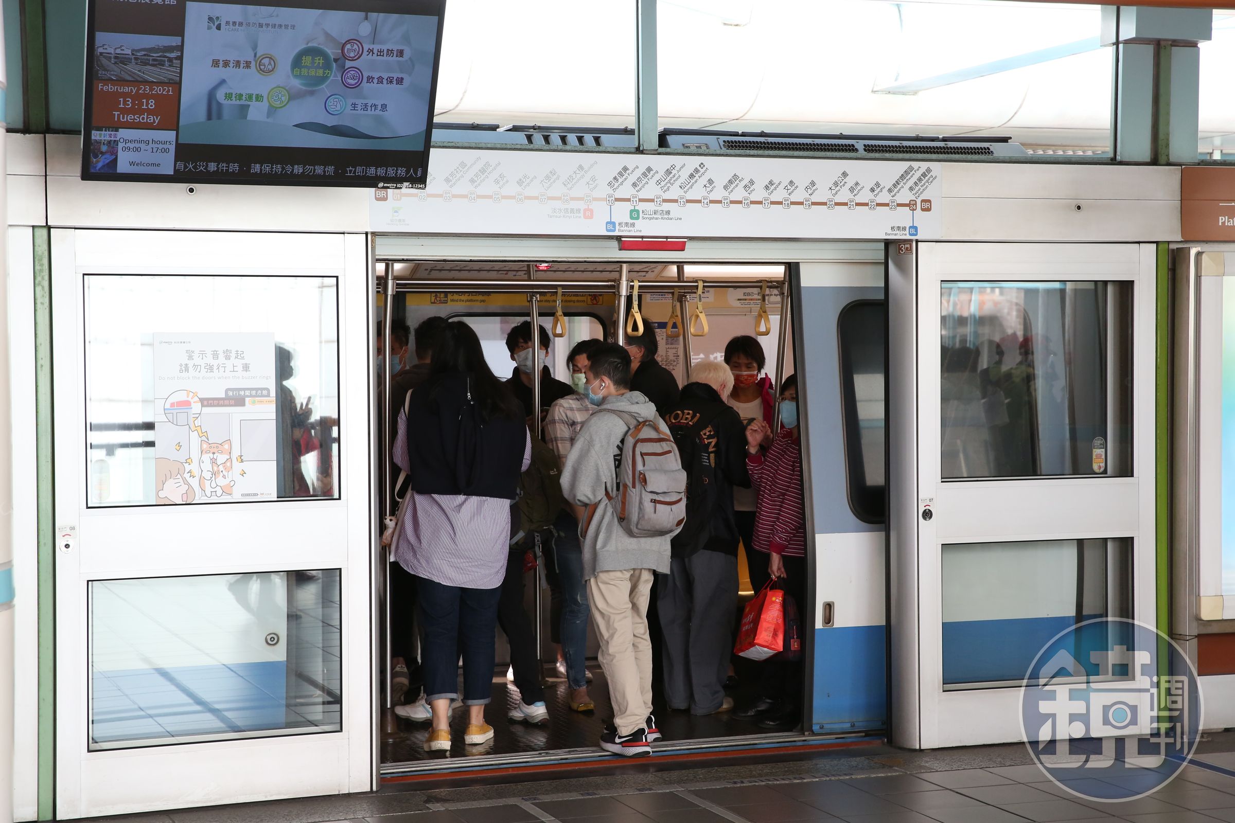 文湖線今（9日）早通勤尖峰時間發生列車異常，車上約100位旅客被迫下車改搭下一班車。（示意圖，本刊資料照）