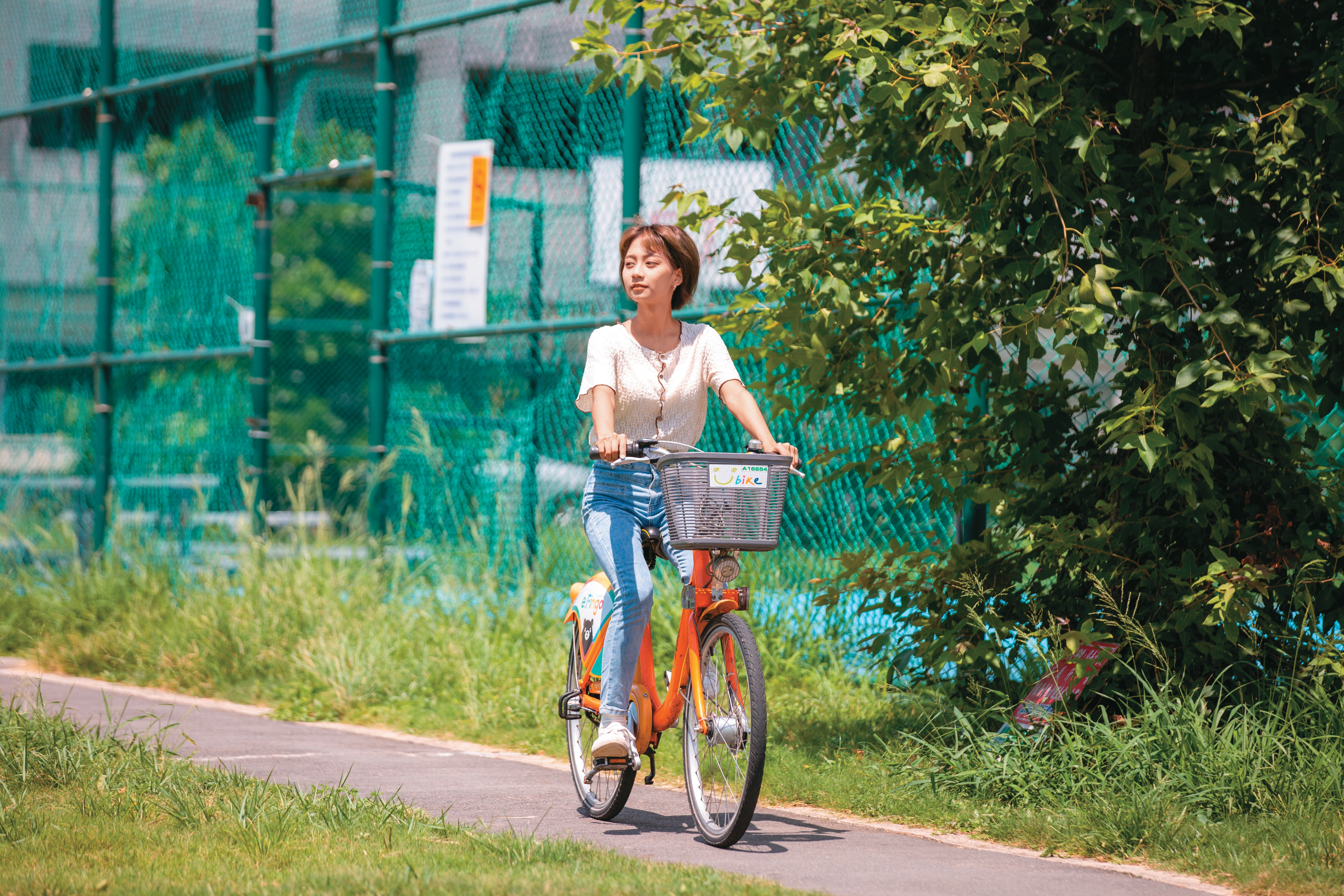 騎乘YouBike遨遊在洋溢自然氣息的觀音區街道。