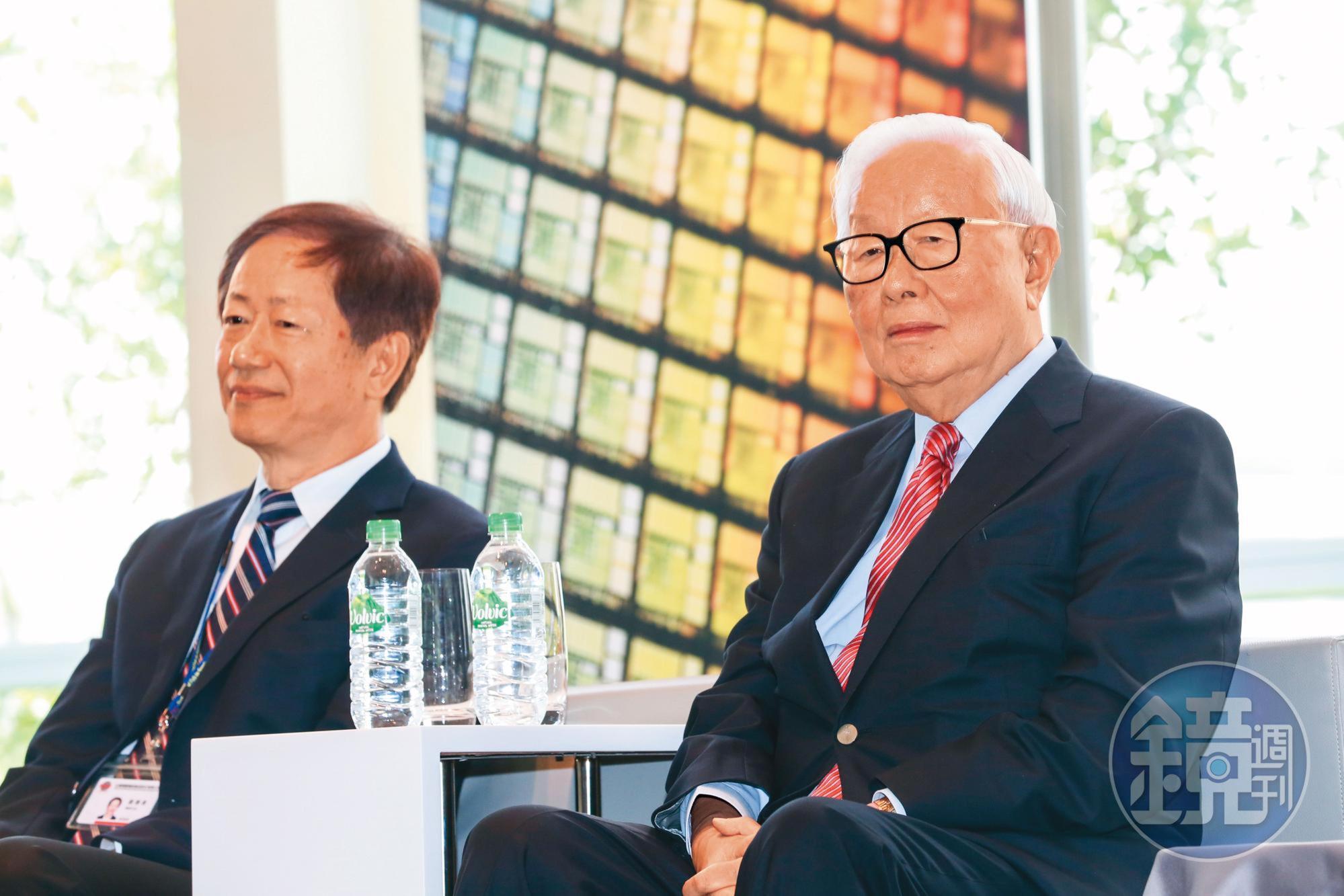 張忠謀（右）3年前就預言台積電將成為地緣政治的兵家必爭之地，如今劉德音（左）就面臨挑戰。