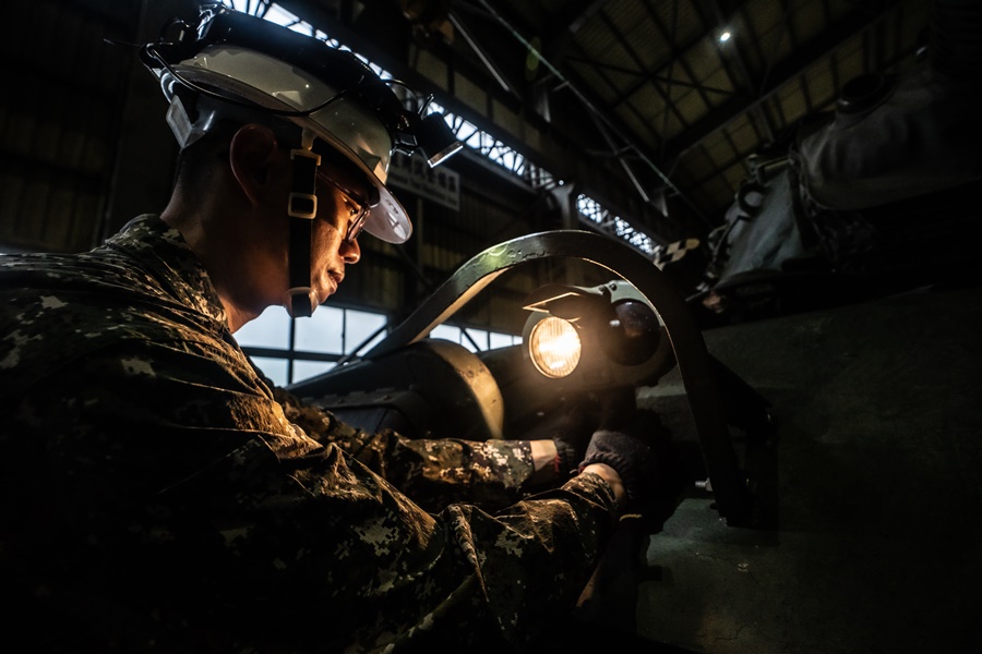 《匠人魂》第36集「整裝一下！再出發」，以陸軍兵整中心裝配翻修廠為主角探討職人精神。（文化總會提供）