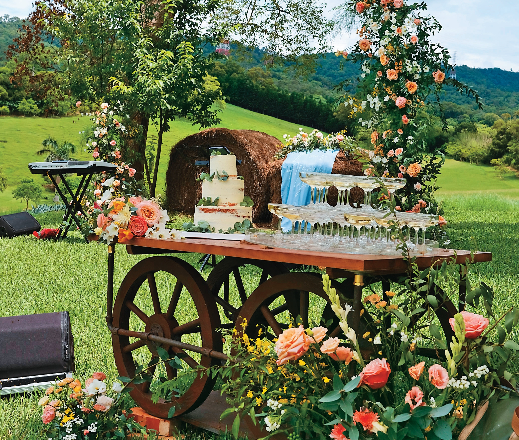 老榆木舊漆為檯面，搭配仿鏽漆木輪、鑄鐵水管骨架，點綴花草，打造浪漫感的婚禮佈置。（愛太太花草工作室提供）
