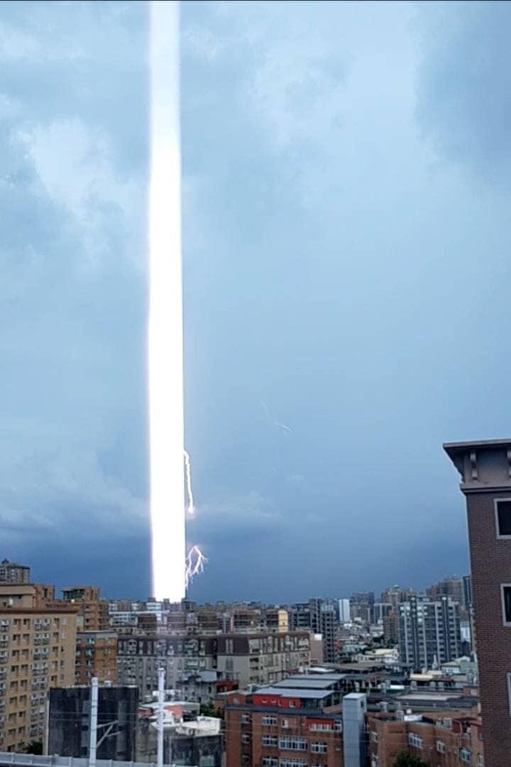 網友看到罕見的雷柱,驚呼「索爾來台灣了嗎?」(翻攝自爆料公社二社)