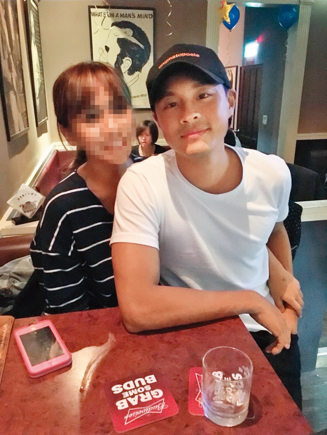 孫其君(右)原本有位在中國大陸工作的前女友K小姐(左),想不到孫其君拍戲後感情生變。(翻攝自IG)