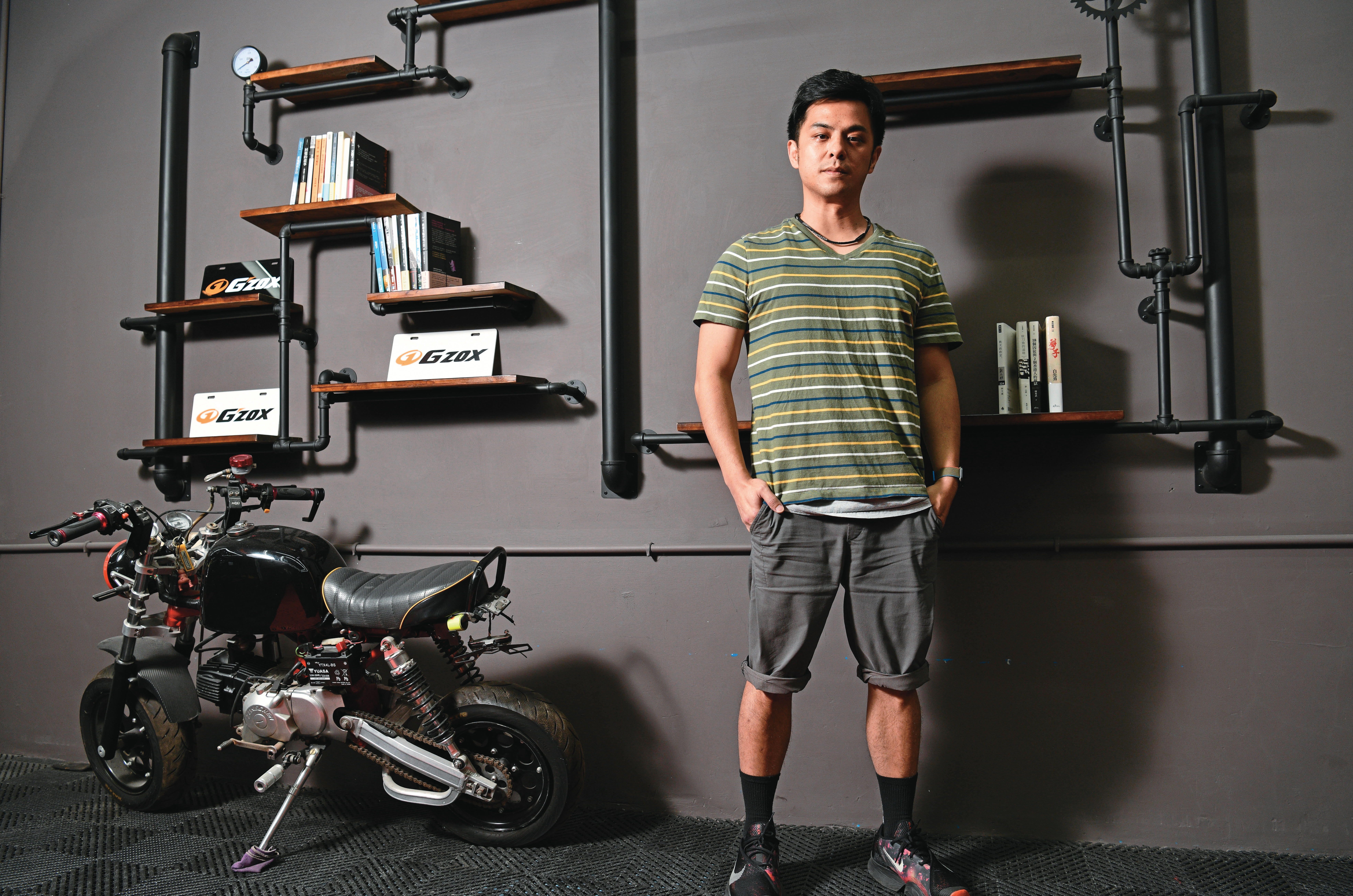 姜泰宇輕身著裝，機動俐落。現在他既是作家，也是汽車美容的好手。