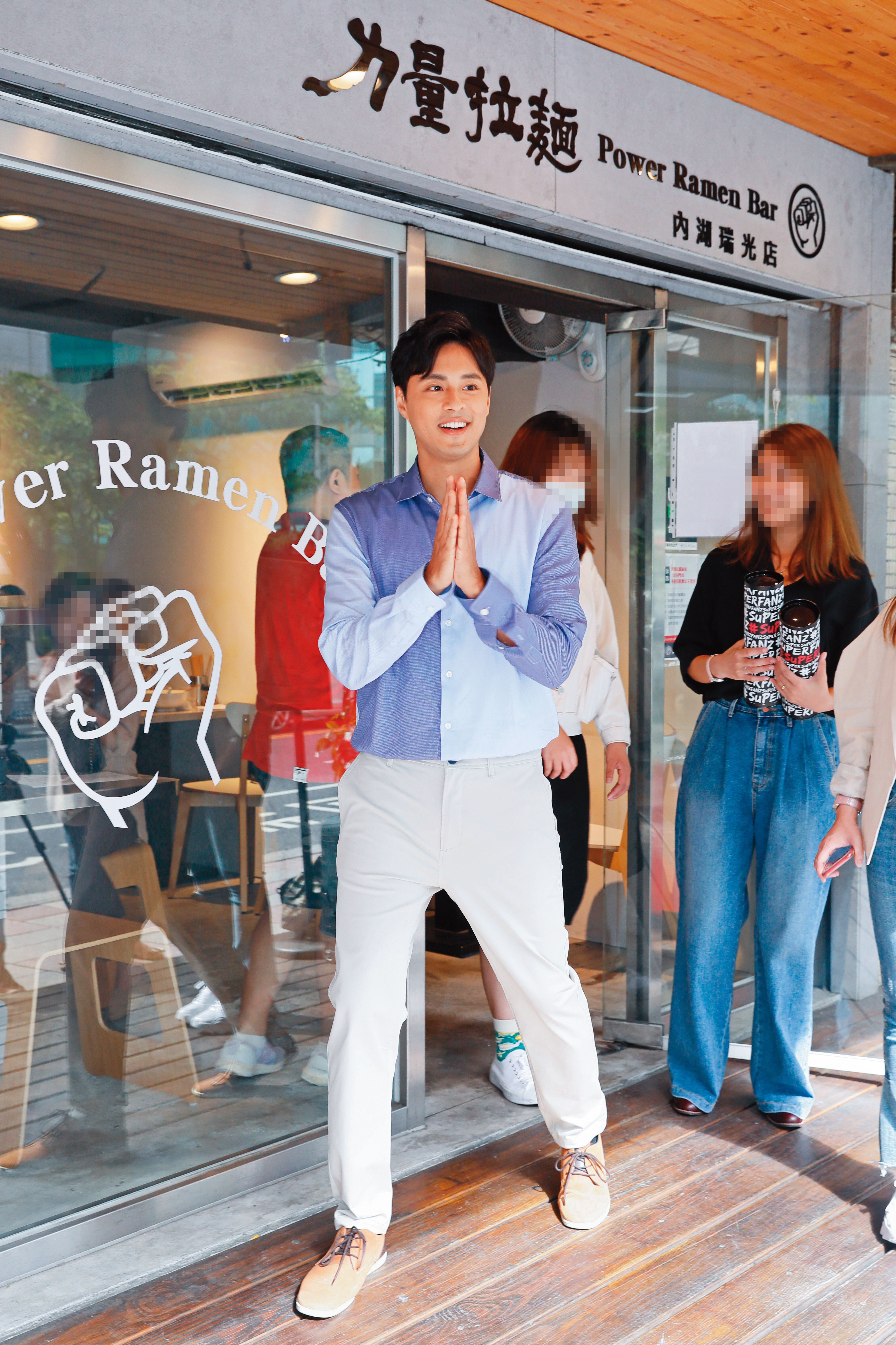 孫其君(左)投注畢生夢想在拉麵店上,但店租就要15萬元,加上疫情影響,幾乎壓垮了他。