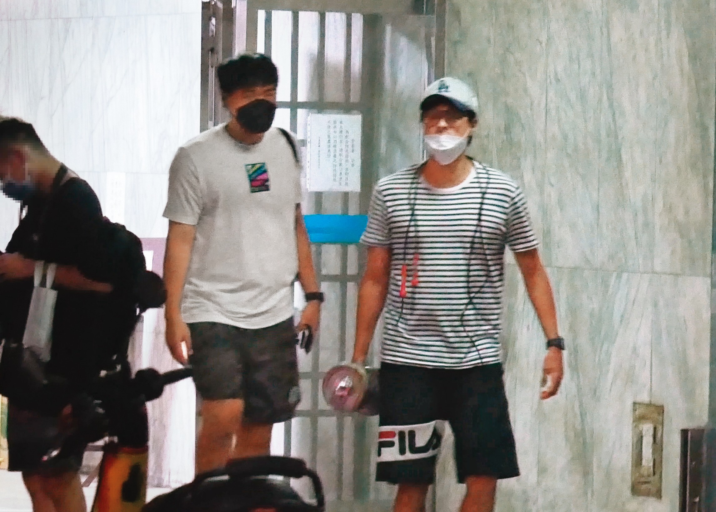 8月5日20：36，孫其君（右）一身家居打扮和網紅蔡哥（左）從自家中走出。