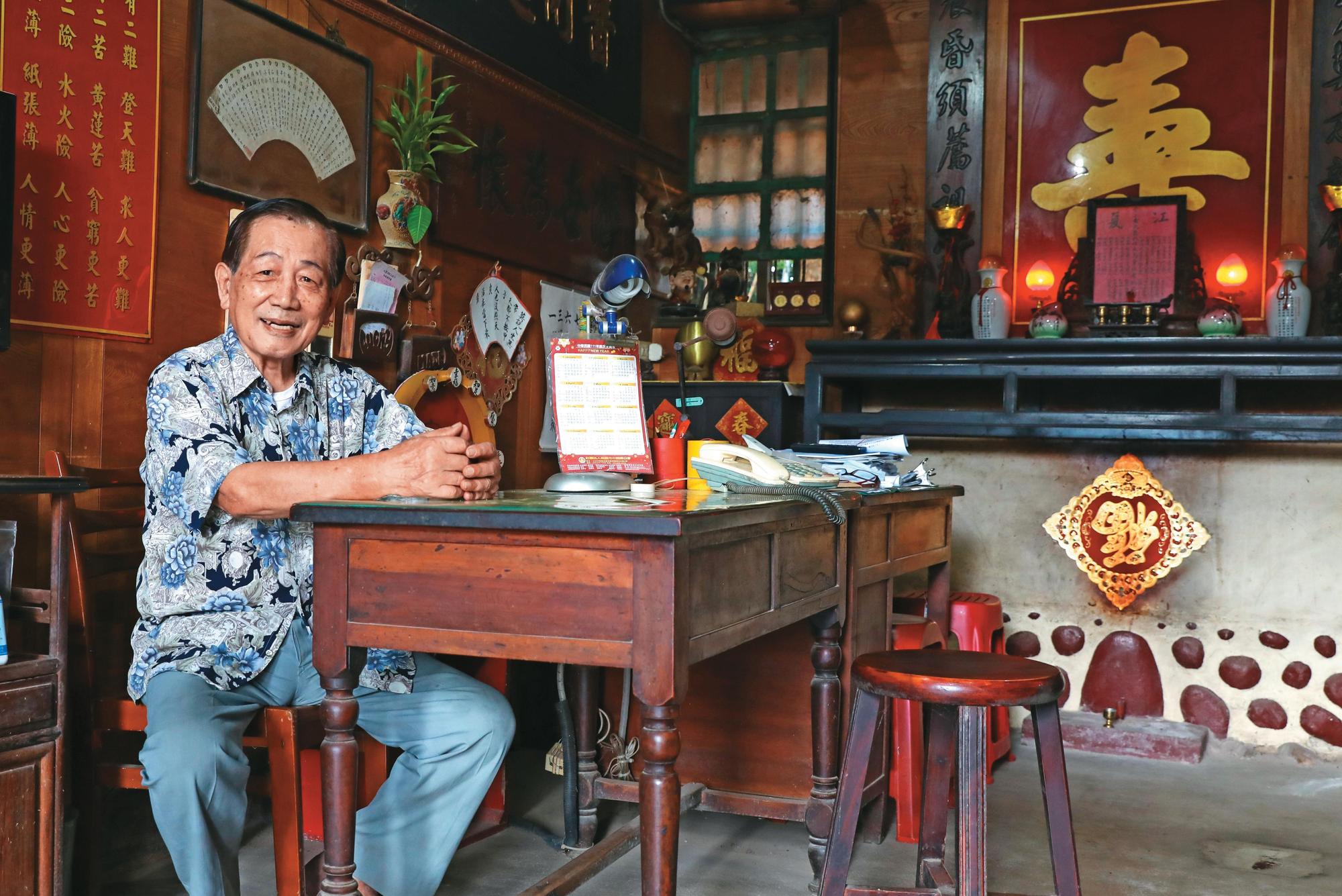 年逾80的中醫師黃幸助,從日常身體力行「保持良好生活習慣」的養生之道。