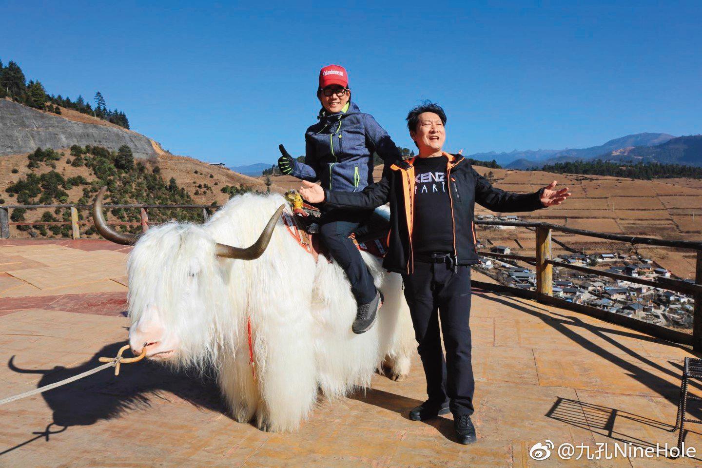 九孔(右)與任賢齊(左)兄弟情誼深厚。(翻攝自九孔微博)