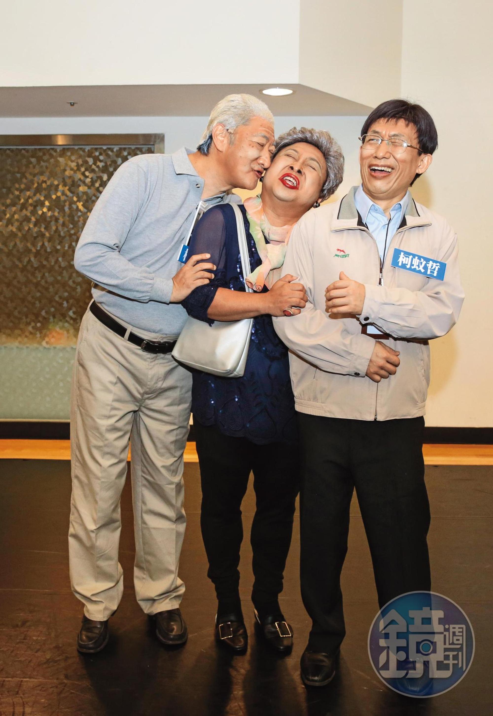 九孔(左起)前幾年返台參與舞台劇《悶鍋出任務》演出,與納豆、郭子乾合影。