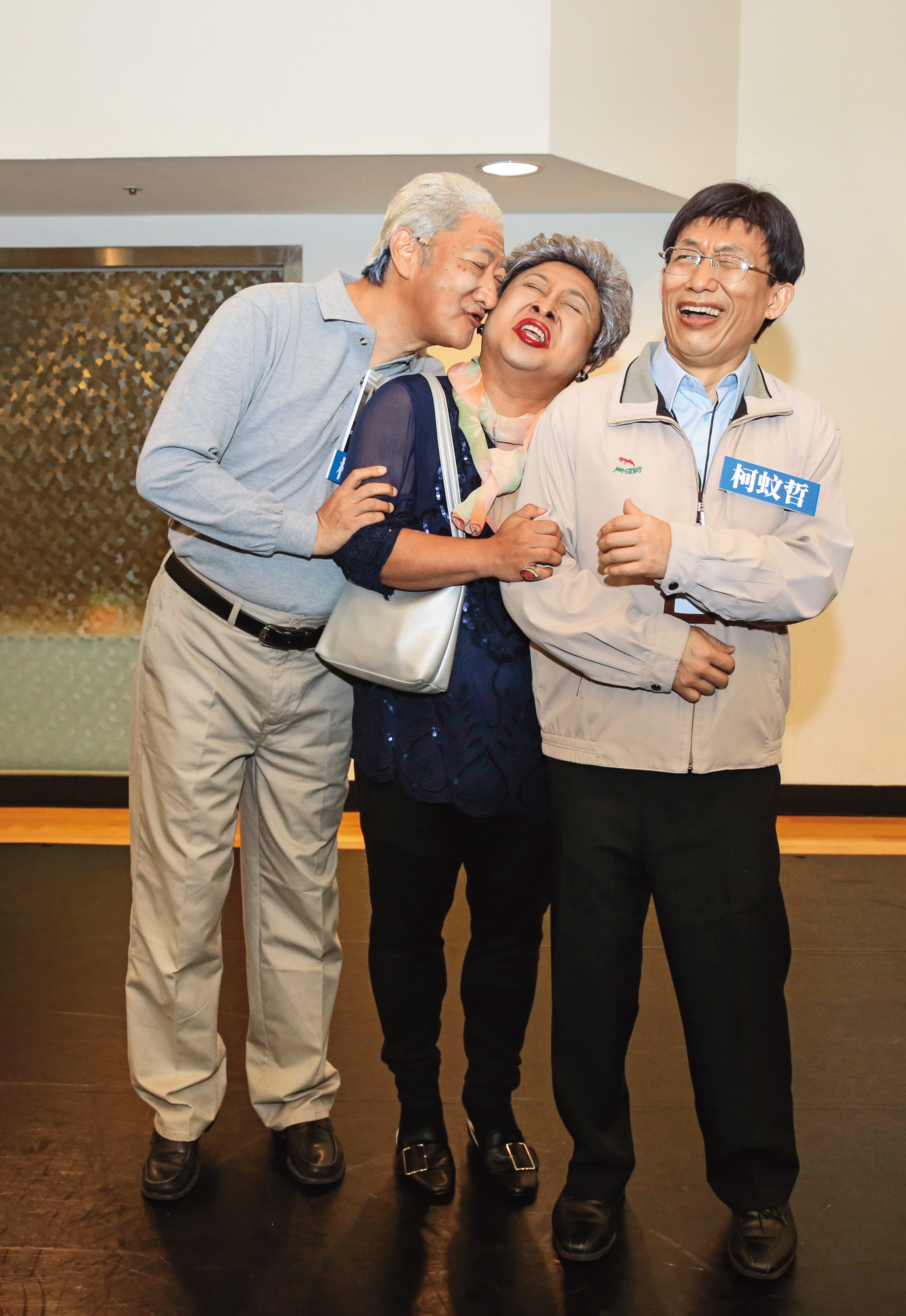九孔（左起）前幾年返台參與舞台劇《悶鍋出任務》演出，與納豆、郭子乾合影。